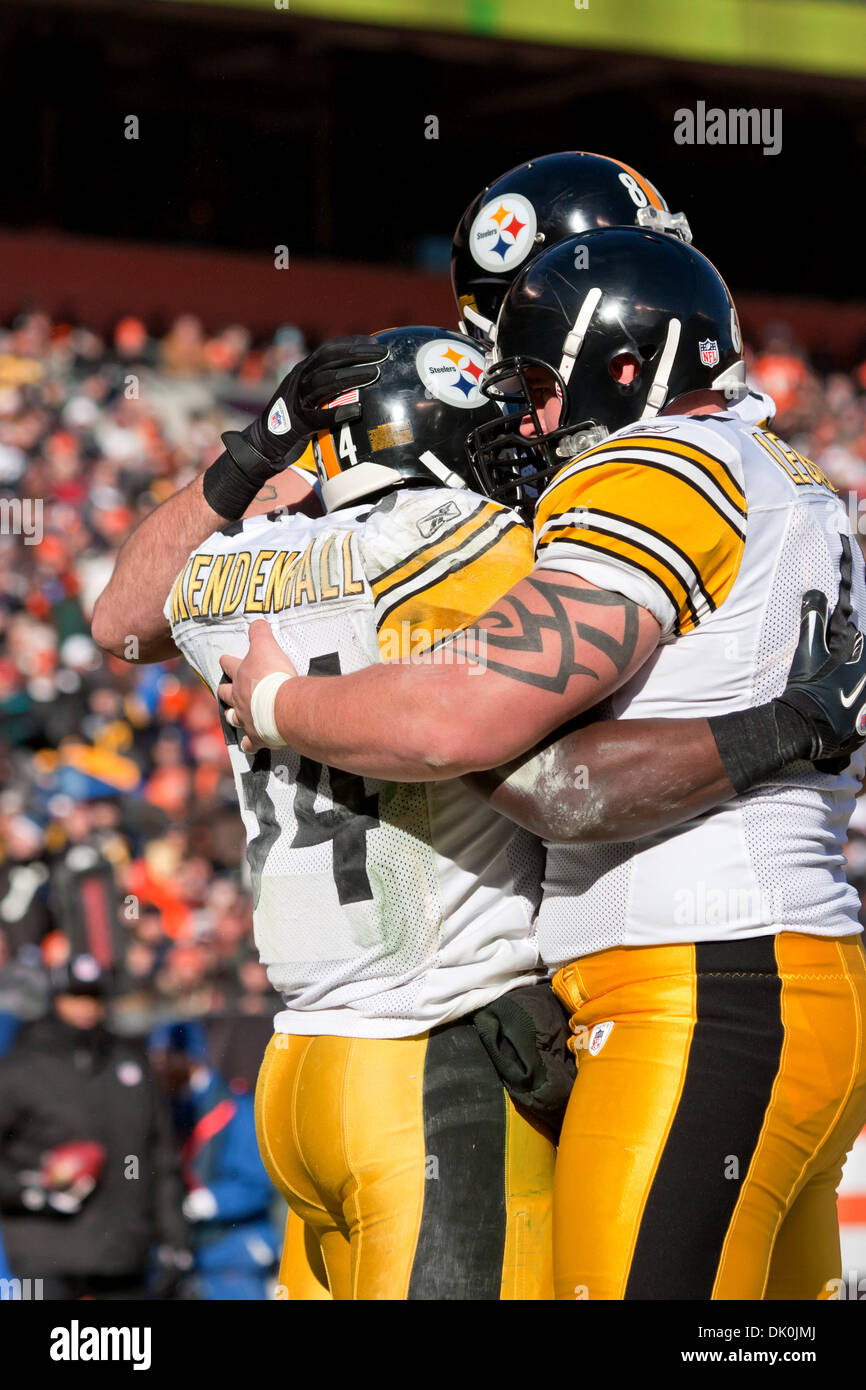 Gen 2, 2011 - Cleveland, Ohio, Stati Uniti - Pittsburgh Steelers running back Rashard Mendenhall (34) festeggia il suo primo quarto touchdown eseguito con estremità a tenuta Matt Spaeth (89) e il centro Doug Legursky (64). La Pittsburgh Steelers ha sconfitto i Cleveland Browns 41-9 per vincere la AFC divisione nord nel gioco giocato al Cleveland Browns Stadium in Cleveland Ohio. (Credito Immagine: © Frank Jans Foto Stock