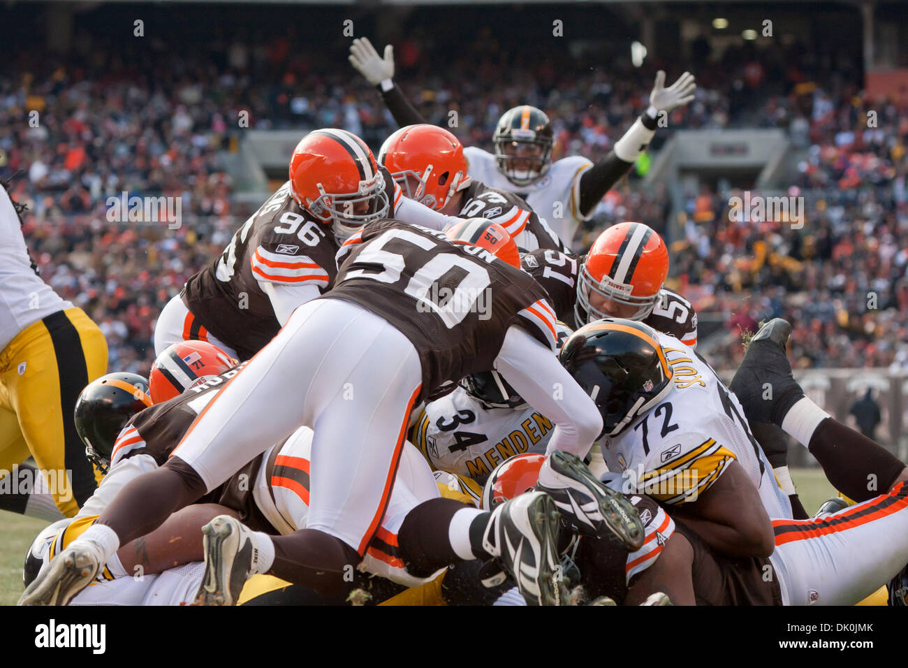 Gen 2, 2011 - Cleveland, Ohio, Stati Uniti - Pittsburgh Steelers running back Rashard Mendenhall (34) si blocca attraverso il centro di Cleveland Browns linea difensiva a segnare un touchdown nel secondo trimestre. La Pittsburgh Steelers ha sconfitto i Cleveland Browns 41-9 per vincere la AFC divisione nord nel gioco giocato al Cleveland Browns Stadium in Cleveland Ohio. (Credito Immagine: © Frank Foto Stock