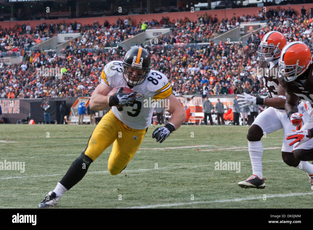 Gen 2, 2011 - Cleveland, Ohio, Stati Uniti - Pittsburgh Steelers manualmente l'estremità Heath Miller (83) attraversa la linea di traguardo di segnare un touchdown nel secondo trimestre la partita contro i Cleveland Browns. La Pittsburgh Steelers ha sconfitto i Cleveland Browns 41-9 per vincere la AFC divisione nord nel gioco giocato al Cleveland Browns Stadium in Cleveland Ohio. (Credito Immagine: © Frank Jansky/Sud Foto Stock