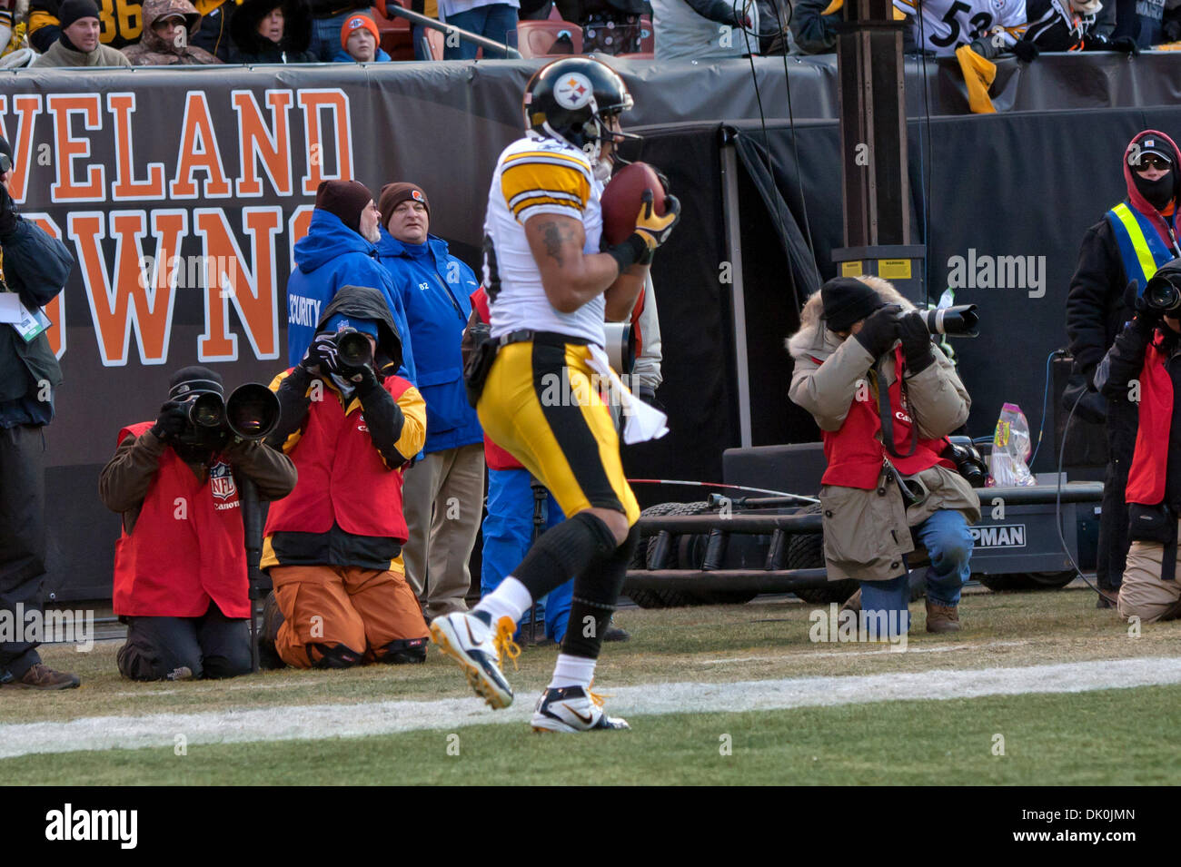 Gen 2, 2011 - Cleveland, Ohio, Stati Uniti - Pittsburgh Steelers wide receiver Hines Ward (86) rende un touchdown catture in un angolo della zona di estremità durante il terzo trimestre della partita contro i Cleveland Browns. La Pittsburgh Steelers ha sconfitto i Cleveland Browns 41-9 per vincere la AFC divisione nord nel gioco giocato al Cleveland Browns Stadium in Cleveland Ohio. (Credito Immagine: © Fr Foto Stock