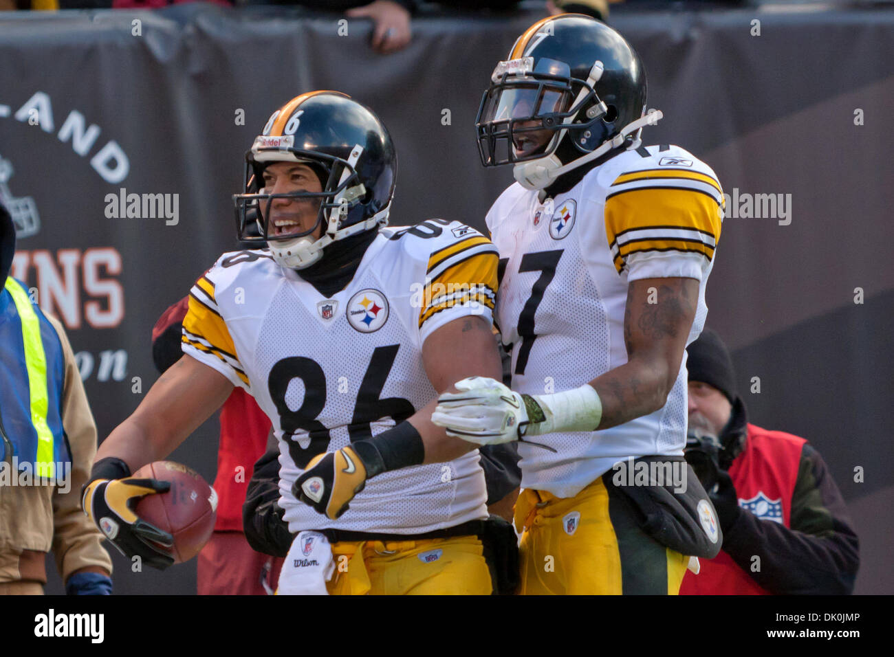 Gen 2, 2011 - Cleveland, Ohio, Stati Uniti - Pittsburgh Steelers ampia ricevitori Hines Ward (86) e Mike Wallace (17) celebrare Ward del terzo trimestre touchdown cattura nella parte anteriore del cane pound al Cleveland Browns Stadium. La Pittsburgh Steelers ha sconfitto i Cleveland Browns 41-9 per vincere la AFC Divisione Nord. (Credito Immagine: © Frank Jansky/Southcreek globale/ZUMAPRESS.com) Foto Stock