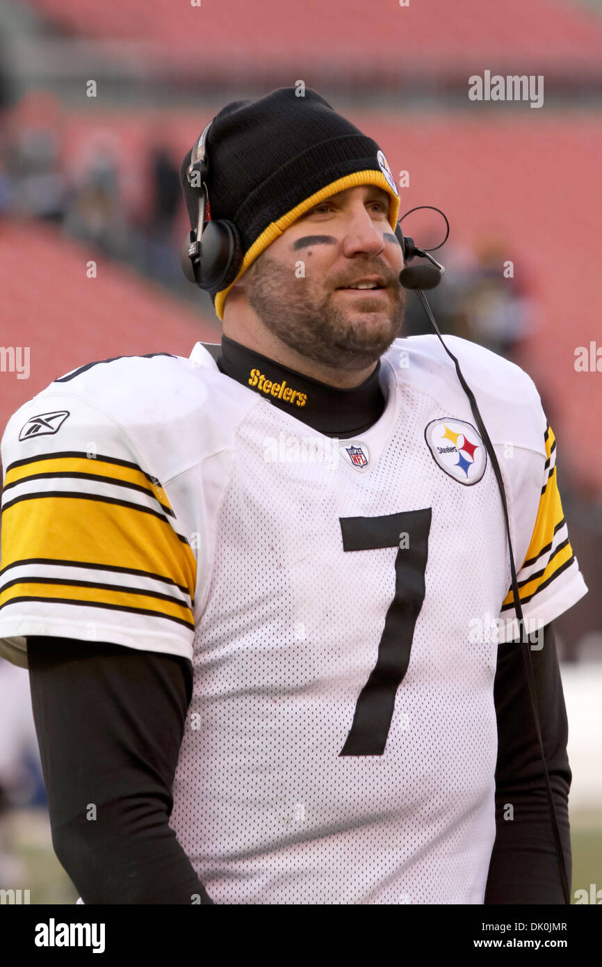Gen 2, 2011 - Cleveland, Ohio, Stati Uniti - Pittsburgh Steelers quarterback Ben Roethlisberger (7) viene intervistato dopo la partita contro i Cleveland Browns. La Pittsburgh Steelers ha sconfitto i Cleveland Browns 41-9 per vincere la AFC divisione nord nel gioco giocato al Cleveland Browns Stadium in Cleveland Ohio. (Credito Immagine: © Frank Jansky/Southcreek globale/ZUMAPRESS.com) Foto Stock