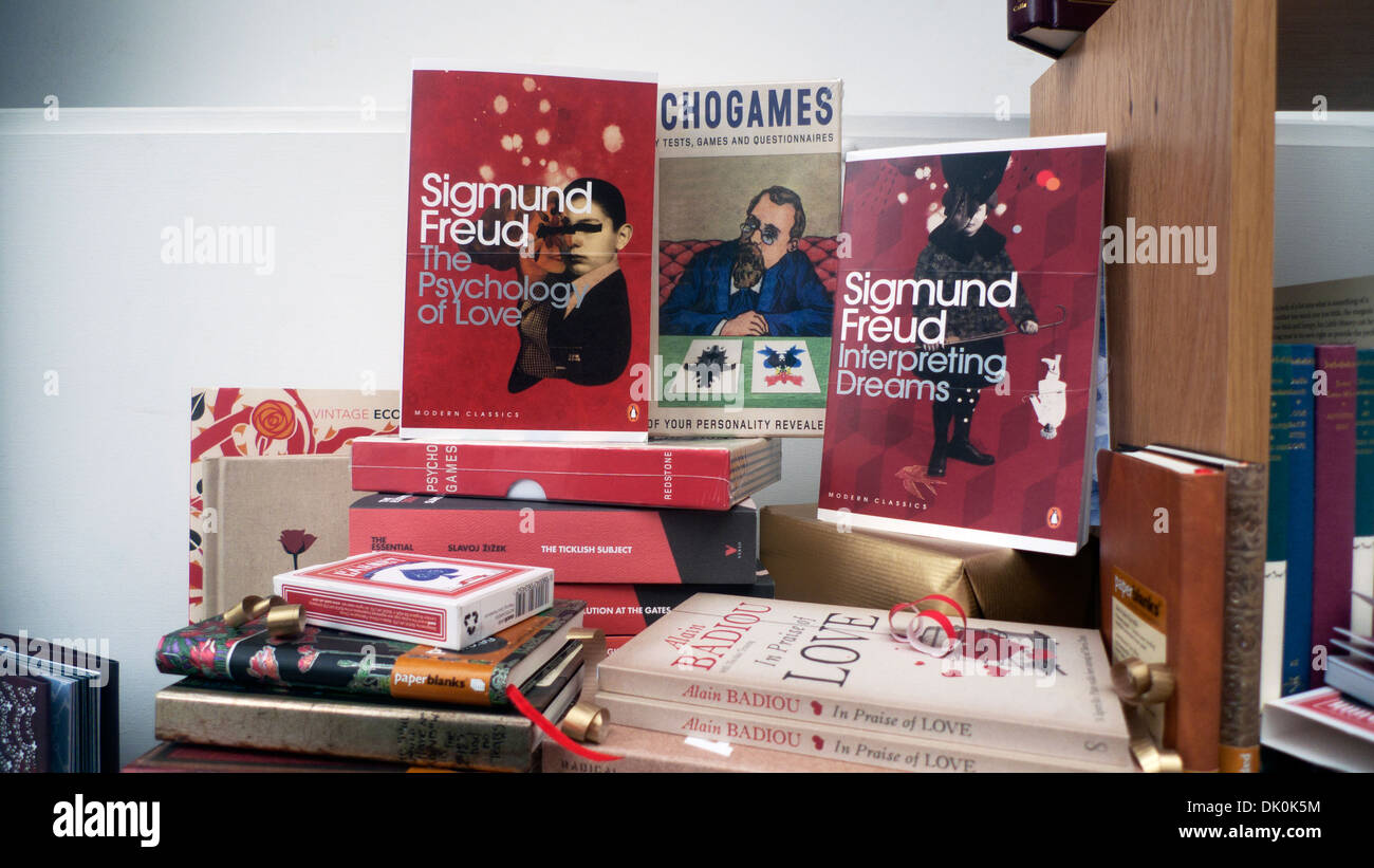 Sigmund Freud Psicologia libri sul display in Waterstones Book Store Gower Street London WC1 Inghilterra UK KATHY DEWITT Foto Stock