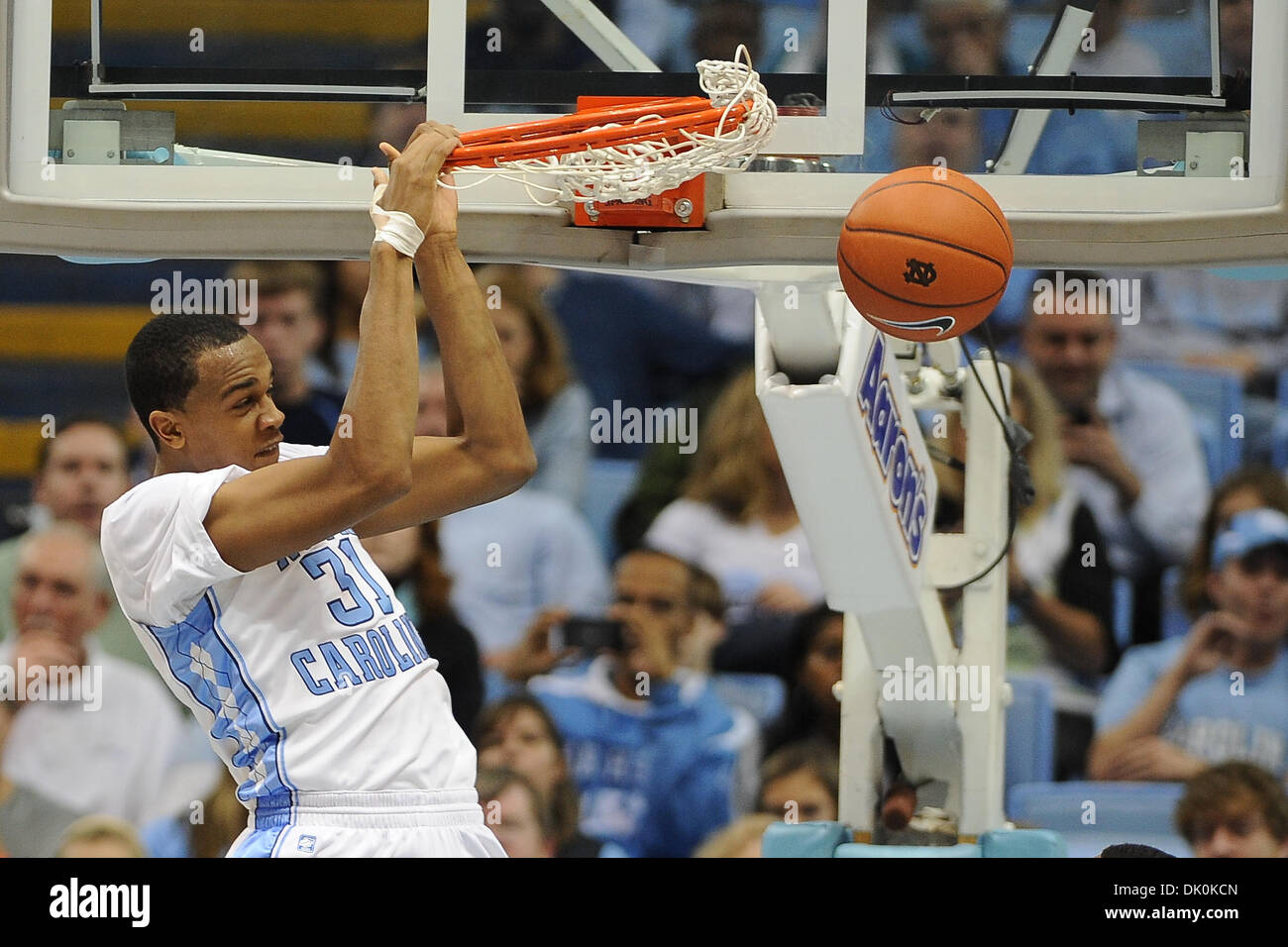 Gen 2, 2011 - Chapel Hill, North Carolina, Stati Uniti - North Carolina Tar Heels avanti JOHN HENSON (31) slam home un cesto al Dean Smith Center durante la partita contro il San Francesco Flash rosso. I talloni del catrame ha vinto, 103-54. (Credito Immagine: © Anthony Barham/Southcreek globale/ZUMAPRESS.com) Foto Stock