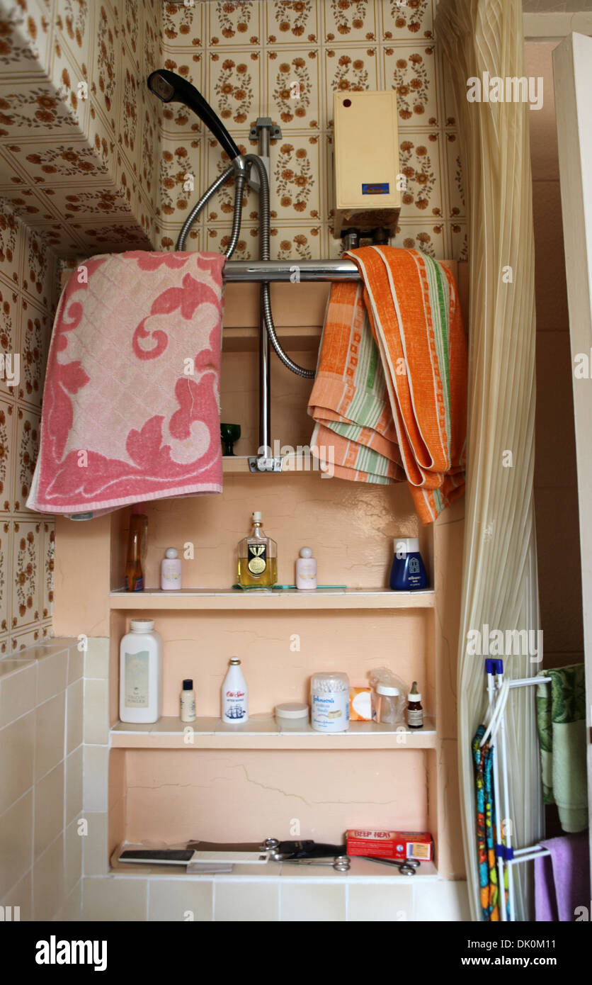 Eddie O'Mahony del bagno, nella sua casa prefabbricate in Catford. Egli è stato liviing nella sua casa prefabbricate fin dal 1946 e combatte per salvarlo. Foto Stock