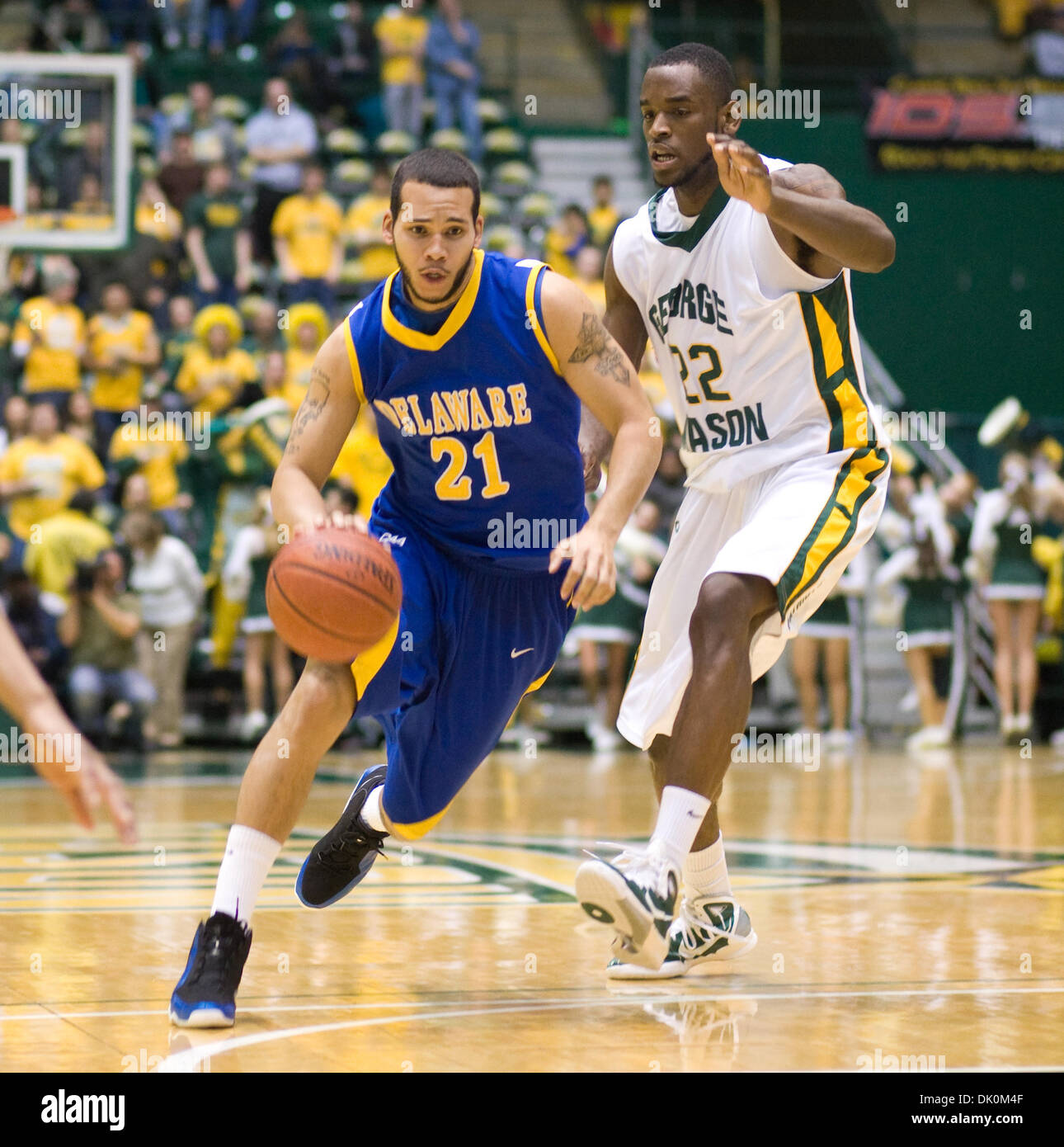 Gen 3, 2011 - Fairfax, Virginia, Stati Uniti d'America - Università del Delaware Guard JD.J. Boney (21) rigido per il cesto contro George Mason Center Mike Morrison (22) in corrispondenza del centro del patriota Fairfax Virginia. George Mason sconfitto Delaware 75-66. (Credito Immagine: © Charles Barner/Southcreek globale/ZUMAPRESS.com) Foto Stock