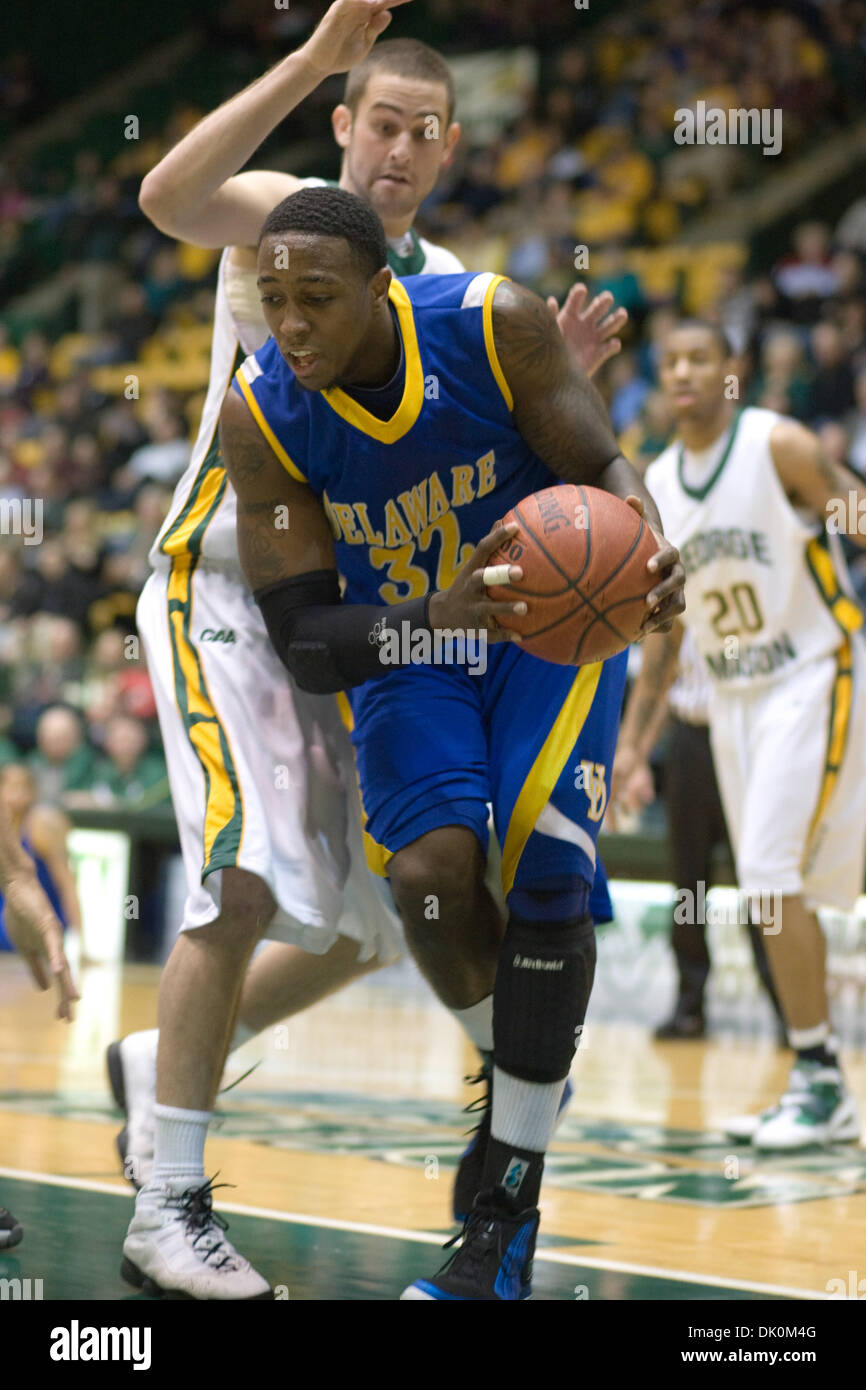 Gen 3, 2011 - Fairfax, Virginia, Stati Uniti d'America - Università del Delaware avanti Josh Brinkley (32) è difeso da George Mason in avanti Luca Hancock (14) in corrispondenza del centro del patriota Fairfax Virginia. George Mason sconfitto Delaware 75-66. (Credito Immagine: © Charles Barner/Southcreek globale/ZUMAPRESS.com) Foto Stock