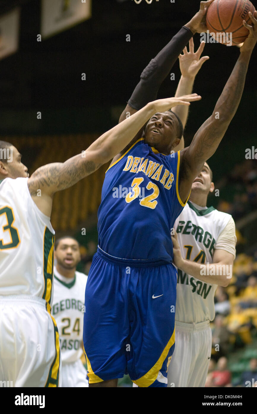 Gen 3, 2011 - Fairfax, Virginia, Stati Uniti d'America - Università del Delaware avanti Josh Brinkley rimbalzi la sfera contro la George Mason University a Patriot Center Fairfax Virginia. George Mason sconfitto Delaware 75-66. (Credito Immagine: © Charles Barner/Southcreek globale/ZUMAPRESS.com) Foto Stock