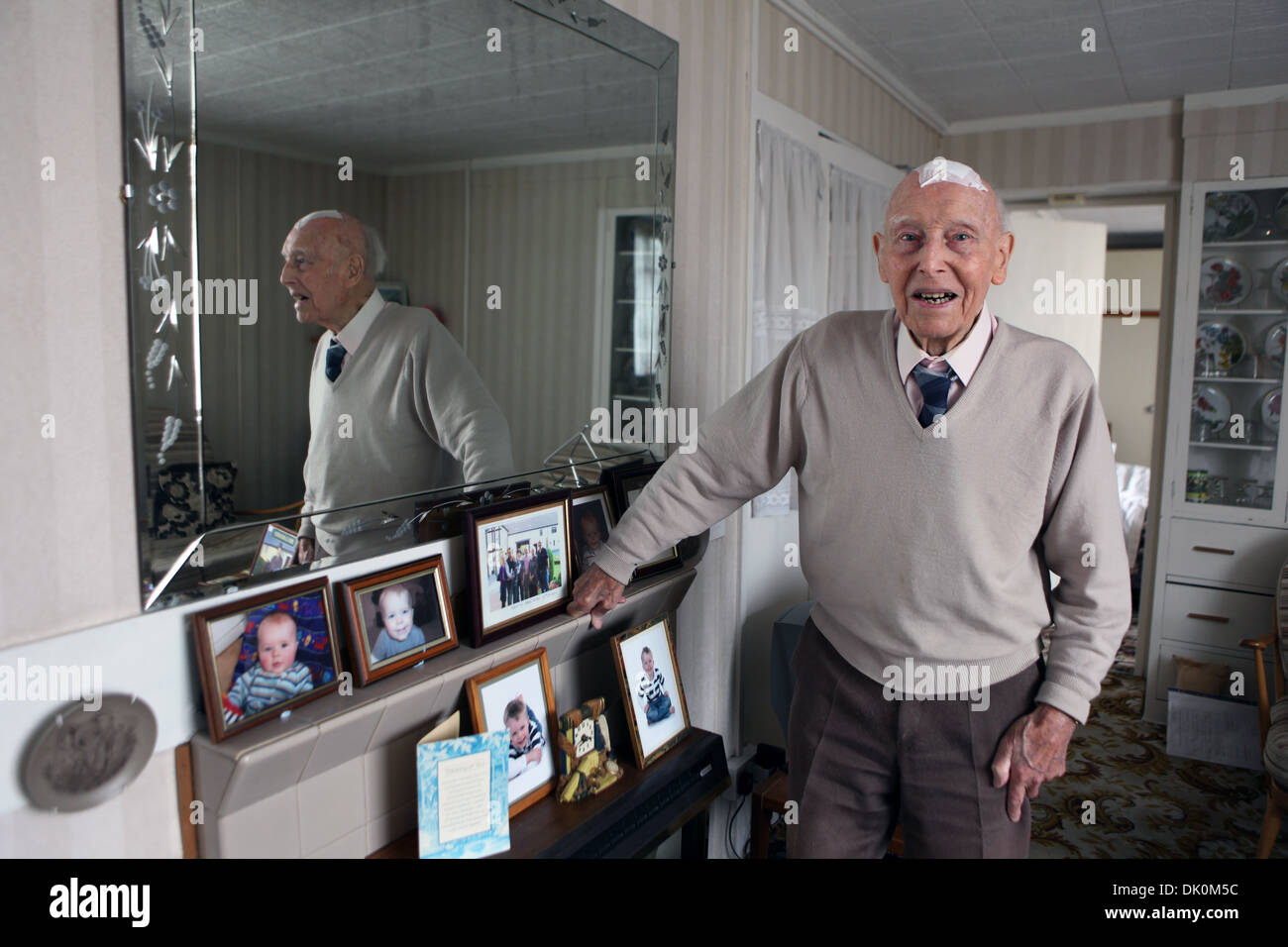 Eddie O'Mahony, 93, nella sua casa prefabbricate del soggiorno, Catford. Egli è stato liviing nella sua casa prefabbricate fin dal 1946 e combatte per salvarlo. Foto Stock