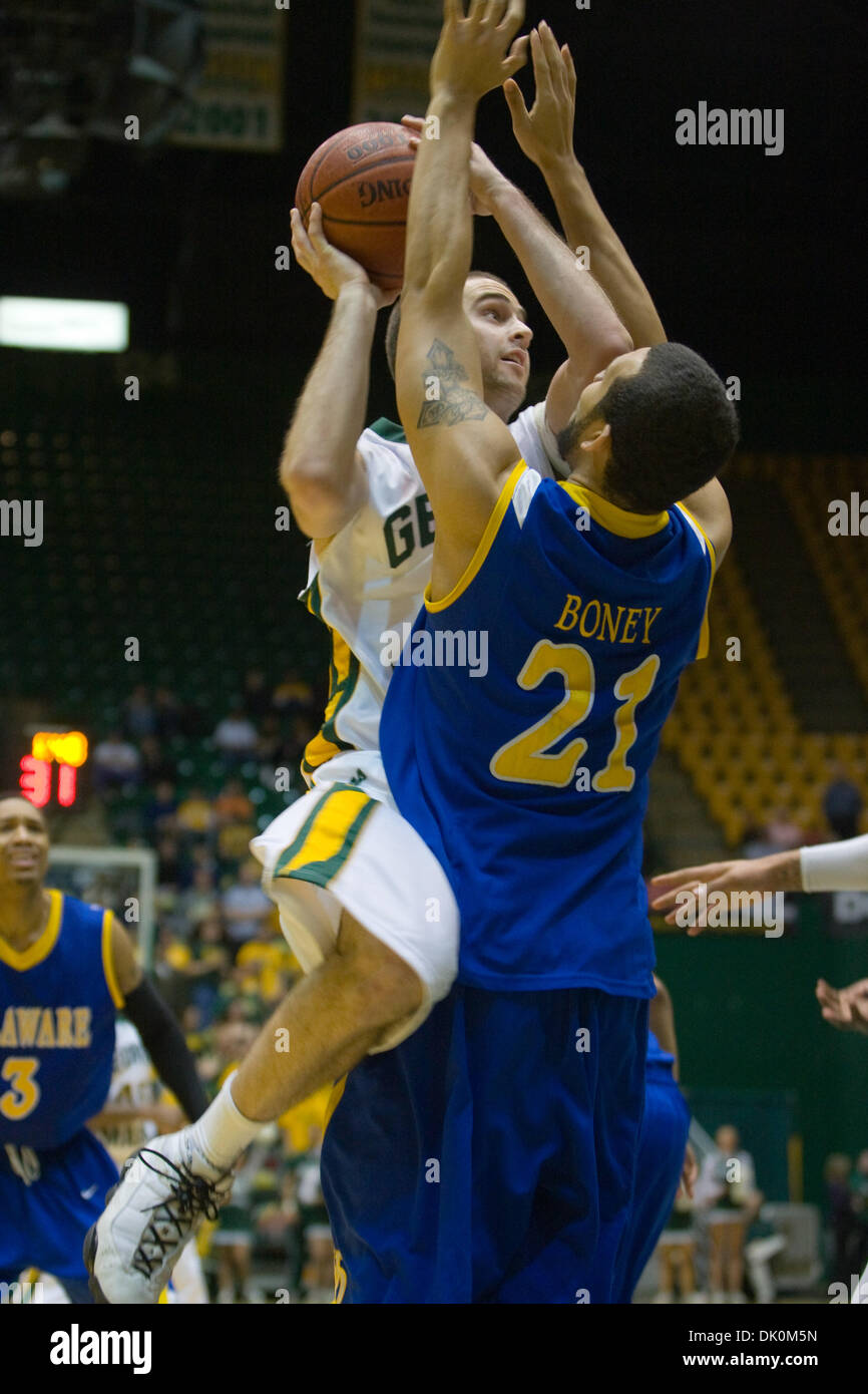 Gen 3, 2011 - Fairfax, Virginia, Stati Uniti d'America - George Mason in avanti Luca Hancock (14) rigido per il cesto contro la University of Delaware Guard D.J. Boney (21) in corrispondenza del centro del patriota Fairfax, Virginia. George Mason sconfitto Delaware 75-66. (Credito Immagine: © Charles Barner/Southcreek globale/ZUMAPRESS.com) Foto Stock