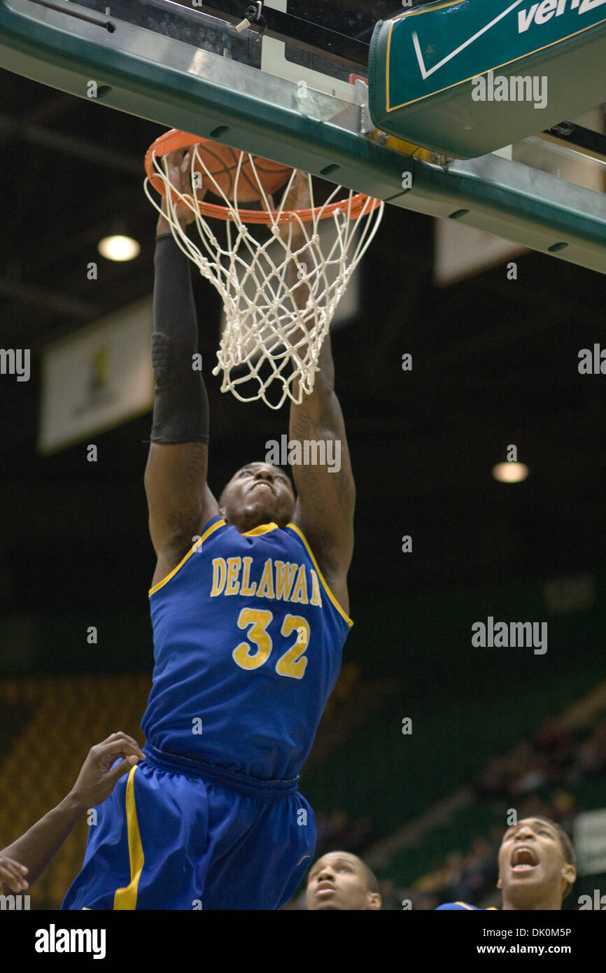 Gen 3, 2011 - Fairfax, Virginia, Stati Uniti d'America - Università del Delaware avanti Josh Brinkley schiacciate la sfera contro la George Mason University a Patriot Center Fairfax Virginia. George Mason sconfitto Delaware 75-66. (Credito Immagine: © Charles Barner/Southcreek globale/ZUMAPRESS.com) Foto Stock