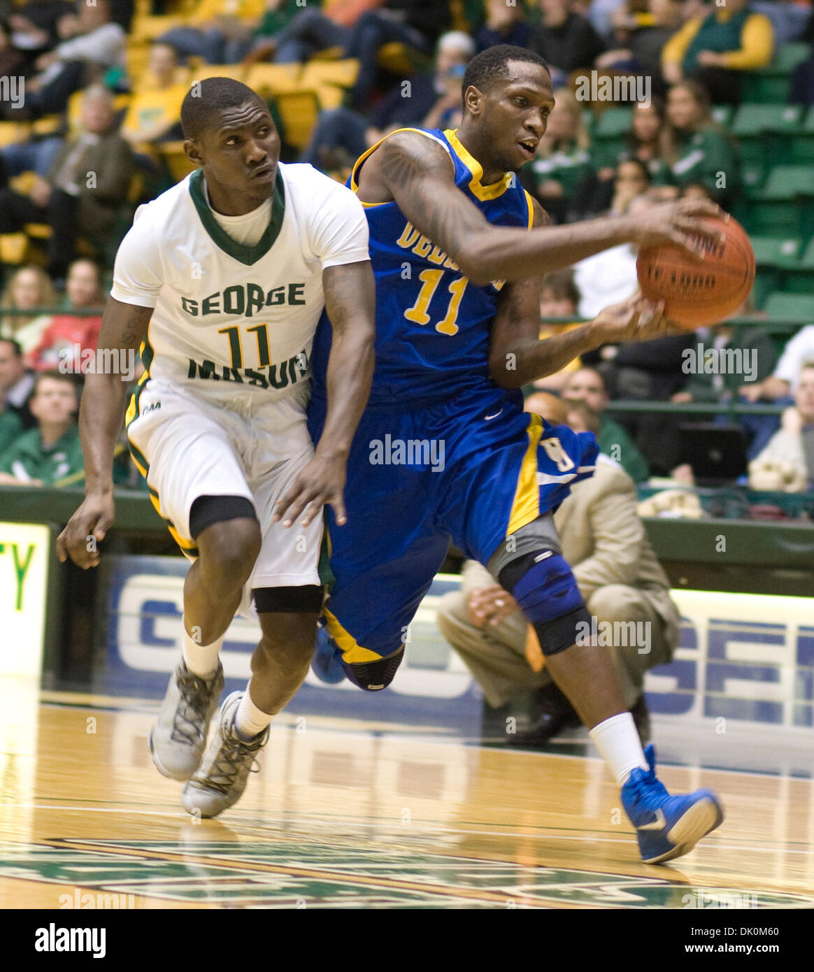 Gen 3, 2011 - Fairfax, Virginia, Stati Uniti d'America - Università del Delaware Guard Alphonso Dawson (11) rigidi per il cesto contro George Mason Guard Vertrail Vaughns (11) in corrispondenza del centro del patriota Fairfax Virginia. George Mason sconfitto Delaware 75-66. (Credito Immagine: © Charles Barner/Southcreek globale/ZUMAPRESS.com) Foto Stock