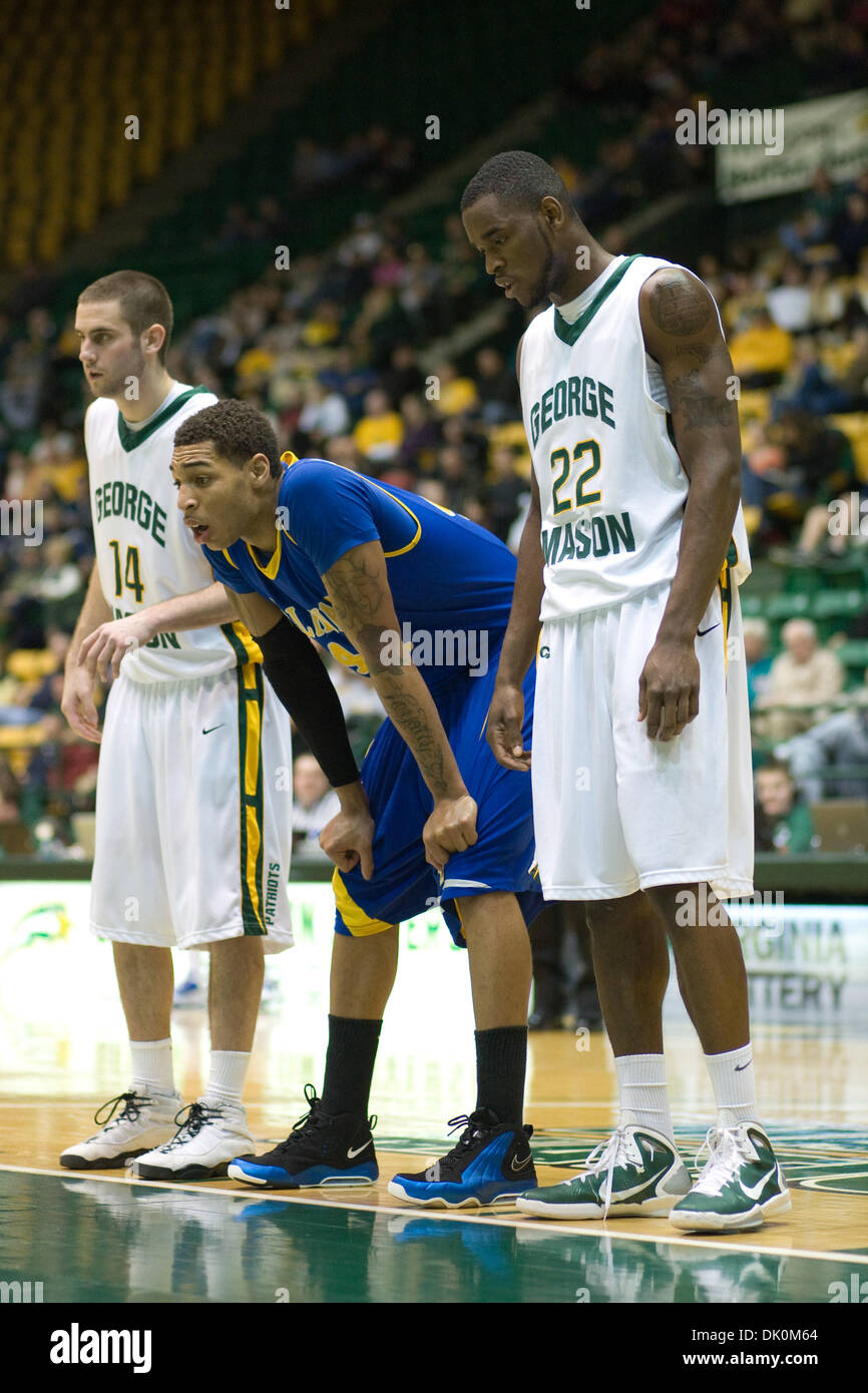 Gen 3, 2011 - Fairfax, Virginia, Stati Uniti d'America - Università del Delaware avanti Jamelle Hagins gratuitamente a lanciare contro George Mason Luca Hancock (14) in avanti e Mike Morrison (22) in corrispondenza del centro del patriota Fairfax Virginia. George Mason sconfitto Delaware 75-66. (Credito Immagine: © Charles Barner/Southcreek globale/ZUMAPRESS.com) Foto Stock