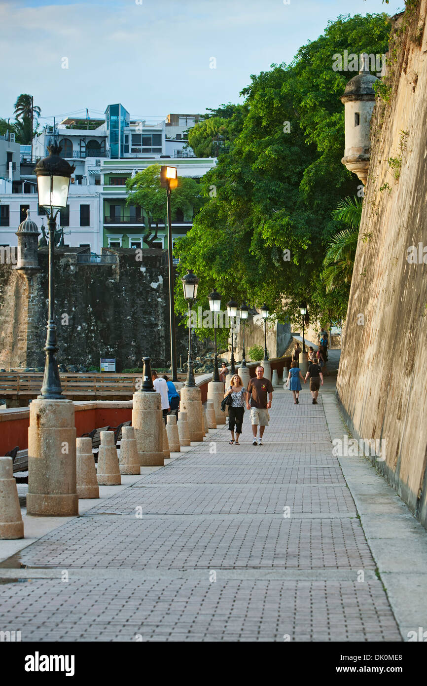 Passeggini sotto 'la Muralla' (parete), Paseo de la Princesa, Old San Juan, Puerto Rico Foto Stock