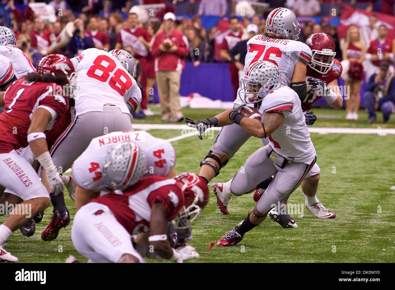 Gen. 4, 2011 - New Orleans, Louisiana, Stati Uniti - Ohio State Buckeyes running back Dan Herron (1) corre la palla nel quarto trimestre del gioco tra Arkansas e Ohio State nel contenitore dello zucchero a New Orleans Superdome, New Orleans, in Louisiana. Ohio State sconfitto Arkansas da 31-26 per terminare un 0 per 9 streak contro SEC squadre. (Credito Immagine: © Scott Stuart/Southcreek globale/ZUMAPRESS.c Foto Stock