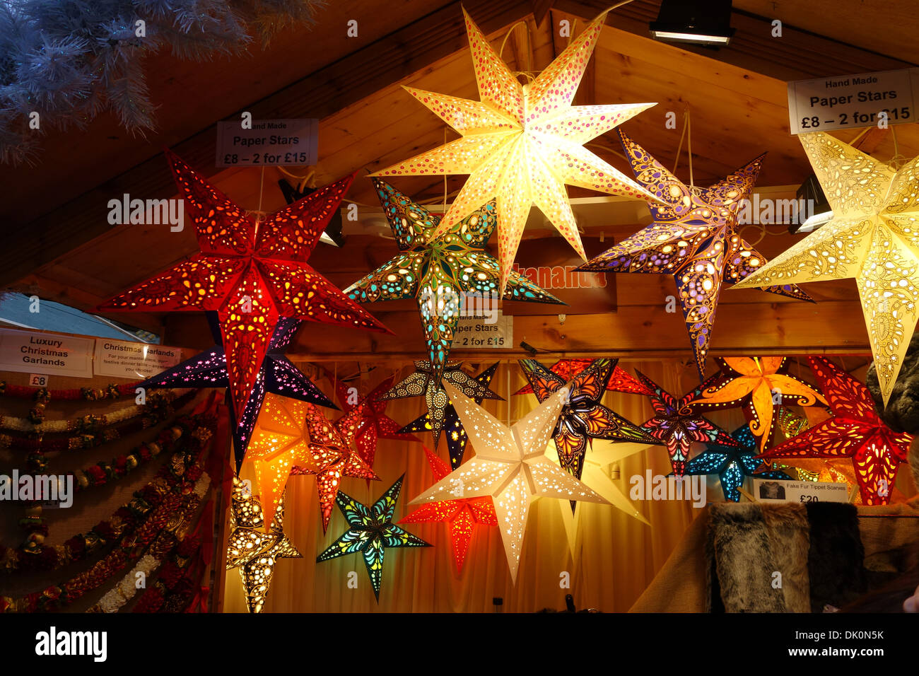 Bath Christmas Market illuminato stelle di carta bancarella festiva, Città di Bath, Inghilterra, Regno Unito Foto Stock