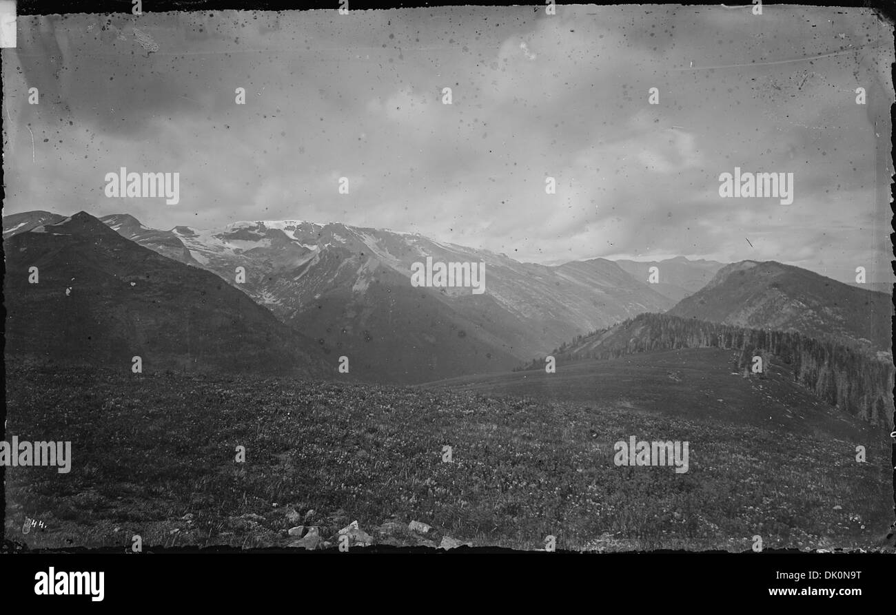 Questa vista a sud attraverso Rock Creek nella contea di Pitkin, Colorado, offre uno sguardo mozzafiato sulle Elk Mountains e sulla lontana massa di neve, con una chiara vista del Campidoglio, che simboleggia la bellezza naturale della regione e il terreno montano. Foto Stock