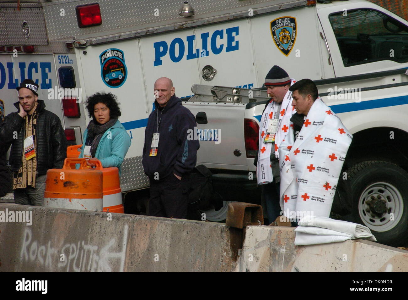 Bronx, New York, Stati Uniti d'America. 1 Dic 2013. Alcuni feriti sono visti presso il sito di un deragliamento del treno in New York borough di Bronx, il 1 dicembre, 2013. Almeno quattro morti e 63 feriti nel deragliamento avvenuto prima delle 7:30 a.m. Domenica mattina vicino alla stazione Spuyten-Dryvil Credito: Xinhua/Alamy Live News Foto Stock