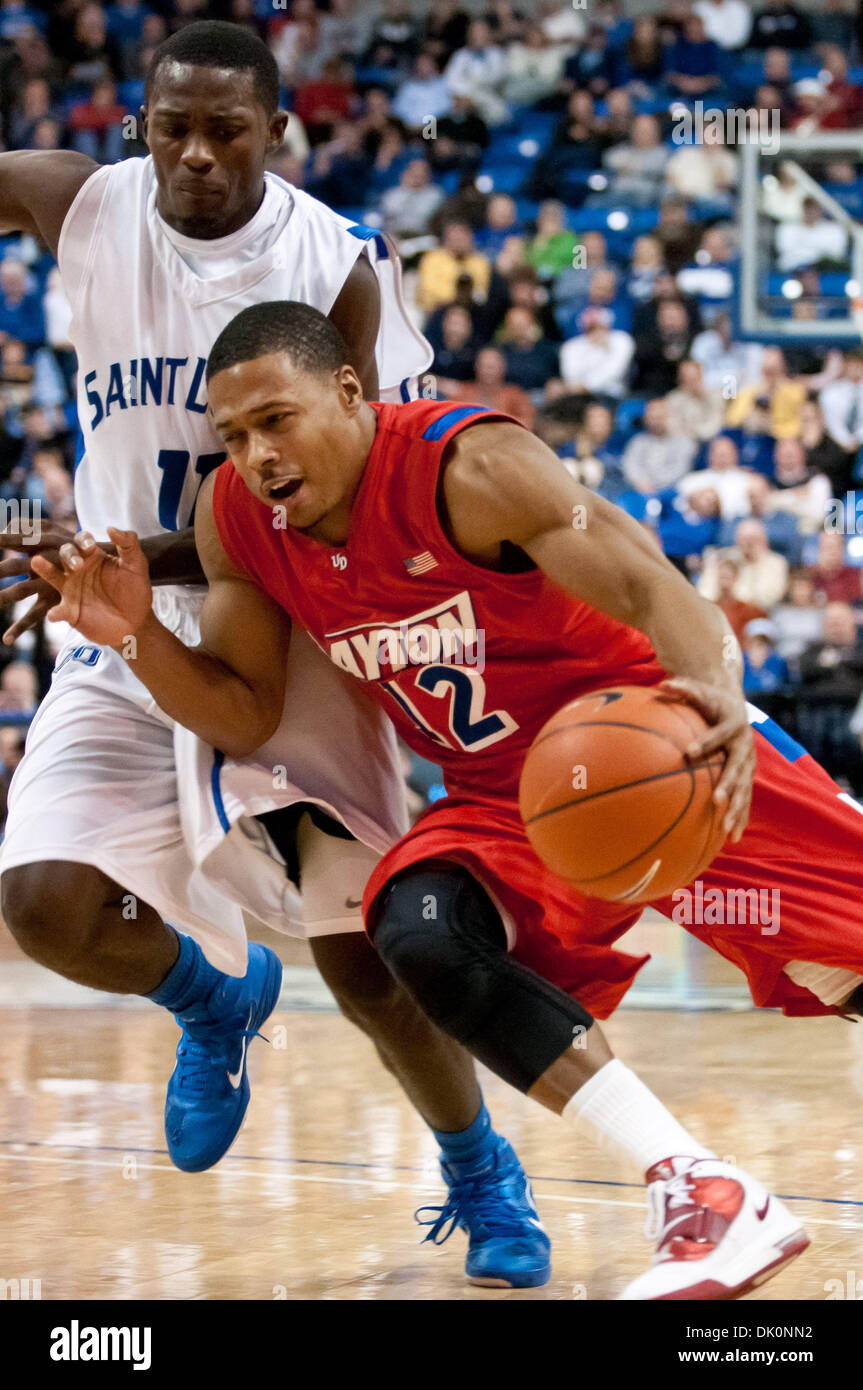 5 gennaio 2011 - St. Louis, Missouri, Stati Uniti d'America - Volantini di Dayton Guard Josh Parker (12) spinge il passato Saint Louis Billikens Guard Mike McCall (11) durante la stagione regolare il gioco tra il Dayton volantini e Saint Louis Billikens a Chaifetz Arena di St Louis nel Missouri. Punteggio finale il Dayton volantini sconfitta la Saint Louis Billikens 60 - 50. (Credito Immagine: © Danny Rei Foto Stock