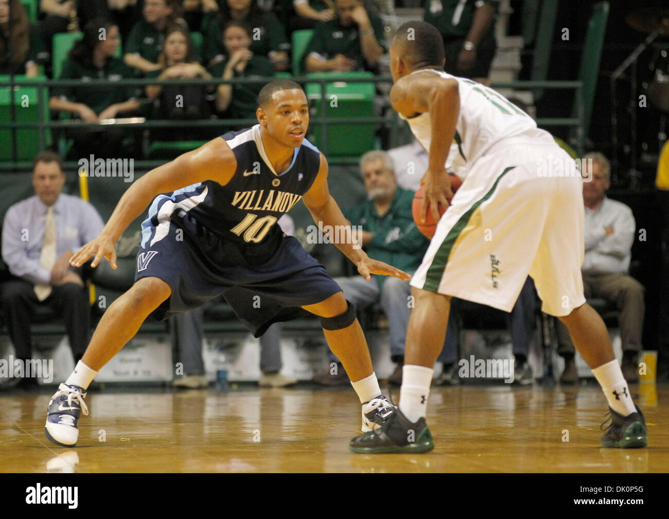 Gennaio 6, 2011 - Tampa, Florida, Stati Uniti d'America - Villanova Wildcats guard Corey Fisher (10) difende come South Florida Bulls guard Shedrick Haynes (11) cerca di passare la palla durante una grande conferenza est gioco tra i tori e Wildcats al Sundome. Wildcats sconfitto i tori 83-71. (Credito Immagine: © Margaret Bowles/Southcreek globale/ZUMAPRESS.com) Foto Stock