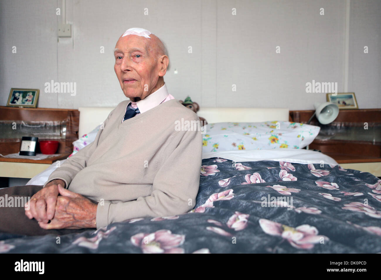 Eddie O'Mahony, 93, nella sua casa prefabbricate la camera da letto, Catford. Egli è stato liviing nella sua casa prefabbricate fin dal 1946 e combatte per salvarlo. Foto Stock