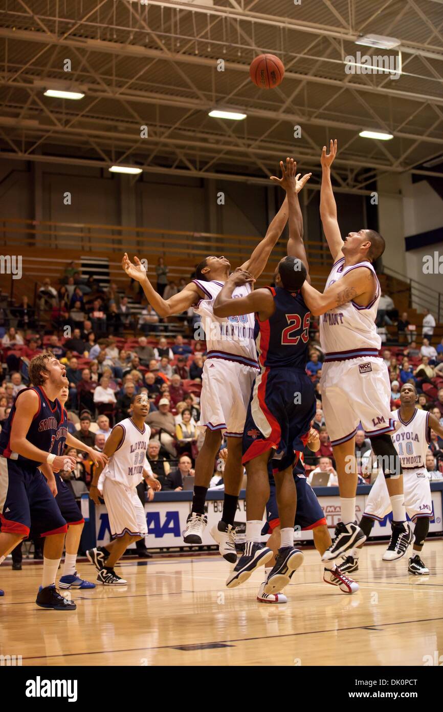 Gennaio 6, 2011 - Los Angeles, California, Stati Uniti d'America - 06 January, 2011: LMU Quincy Lawson (20) e Edgar Garibay ha (21) andare fino ad un rimbalzo su Saint Mary's Tim Williams (25). Saint Mary's beat Loyola Marymount 98-75. (Credito Immagine: © Josh Cappella/Southcreek globale/ZUMAPRESS.com) Foto Stock