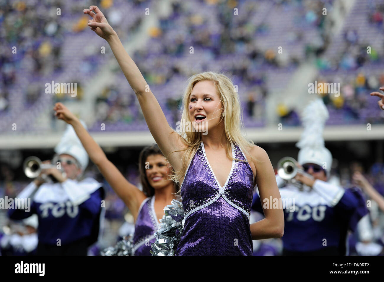 Ft. Vale la pena, TX, Stati Uniti d'America. 30 Novembre, 2013. La TCU cornuto rane showgirl cantare la TCU Alma Mater prima del cornuto rane la riproduzione del Baylor porta in un NCAA Football gioco a Amon G. Carter Stadium di Ft. Vale la pena, Texas, Sabato 30 Novembre, 2013. Credito: csm/Alamy Live News Foto Stock