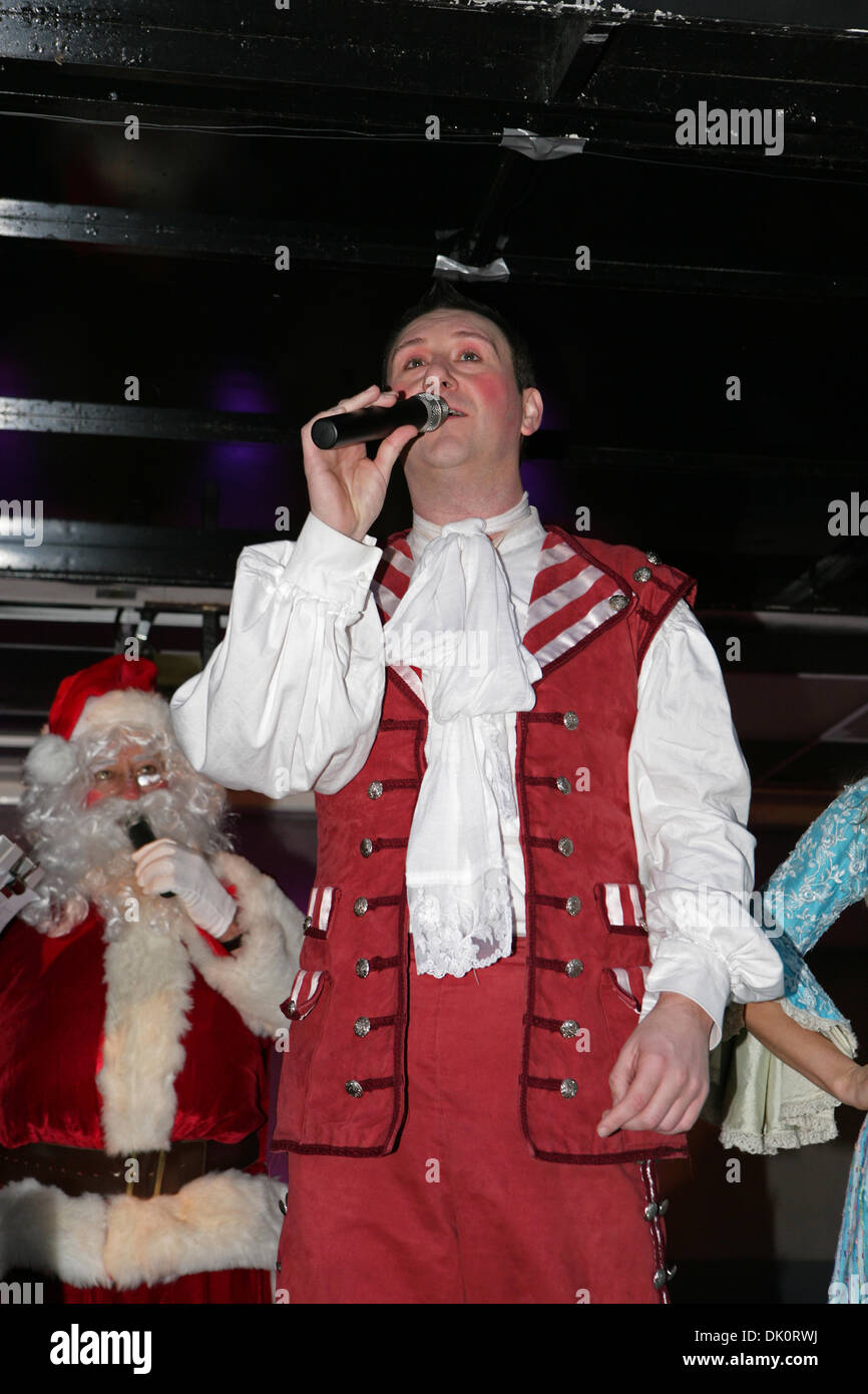 Bromley, Regno Unito. 1 Dic 2013. Andrew Agnew all'accensione delle luci di Natale a Bromley. Credito: Keith Larby/Alamy Live News Foto Stock