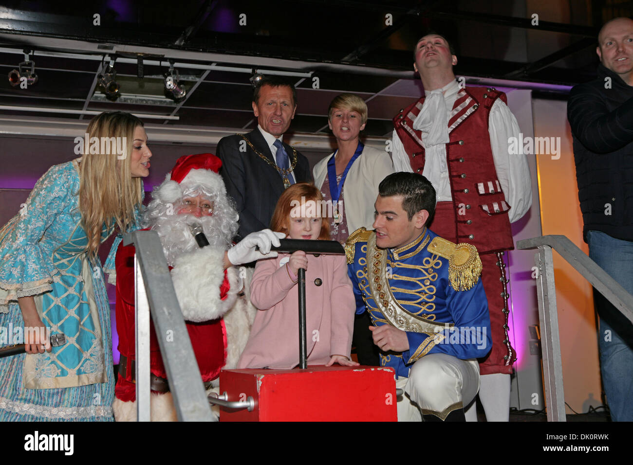 Bromley, Regno Unito. 1 Dic 2013. Anna Williamson & Matt Lapinskas lungo con Babbo Natale e il Sindaco di Bromley commutazione delle luci di Natale a. Credito: Keith Larby/Alamy Live News Foto Stock