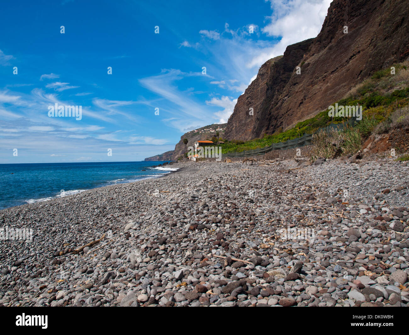 Spiaggia rocciosa di Fajã dos Padres Foto Stock