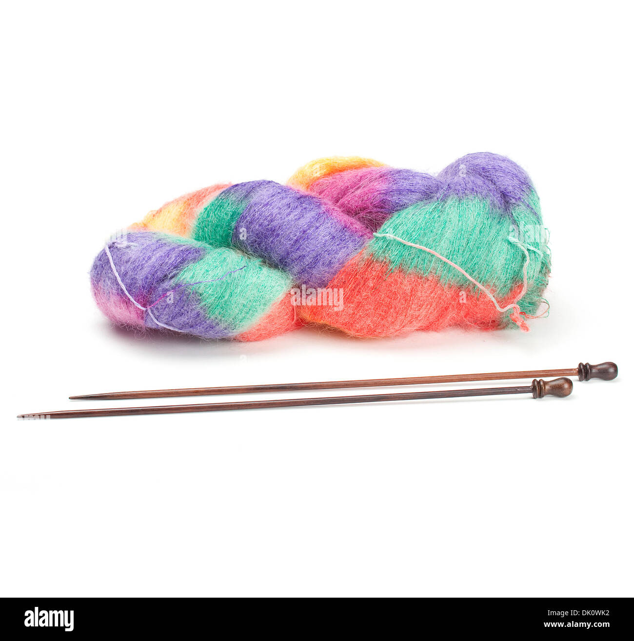 La lana colorata con aghi di tessitura Foto Stock