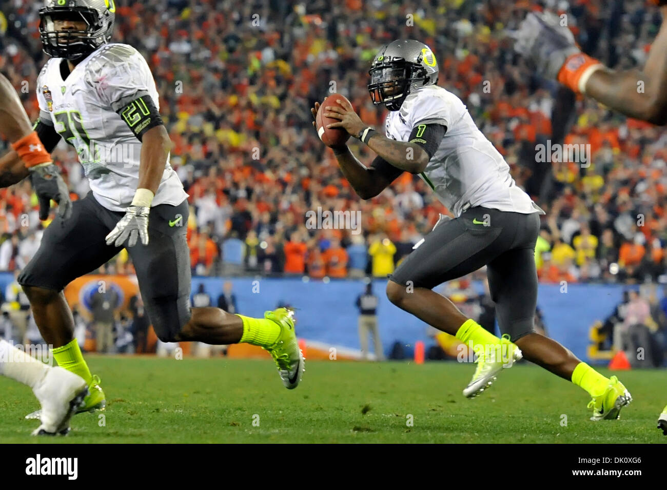 Gen. 10, 2011 - Glendale, Arizona, Stati Uniti - Oregon Ducks quarterback Darron Thomas (1) rotola fuori durante il punto 2 la conversione a legare il gioco durante il gioco d'azione della BCS Campionato nazionale di gioco, tra il #2 classificato Oregon Ducks e #1 classificato Auburn Tigers, alla University of Phoenix Stadium di Glendale, in Arizona. La Auburn Tigers sconfiggere la Oregon Ducks 22-19. (Credito Immagine: © Foto Stock