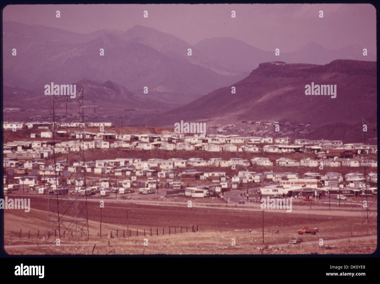 Una fotografia raffigura abitazioni mobili, illustrando l'opzione abitativa accessibile nelle aree rurali e suburbane. Le case mobili sono una soluzione abitativa comune negli Stati Uniti. Foto Stock