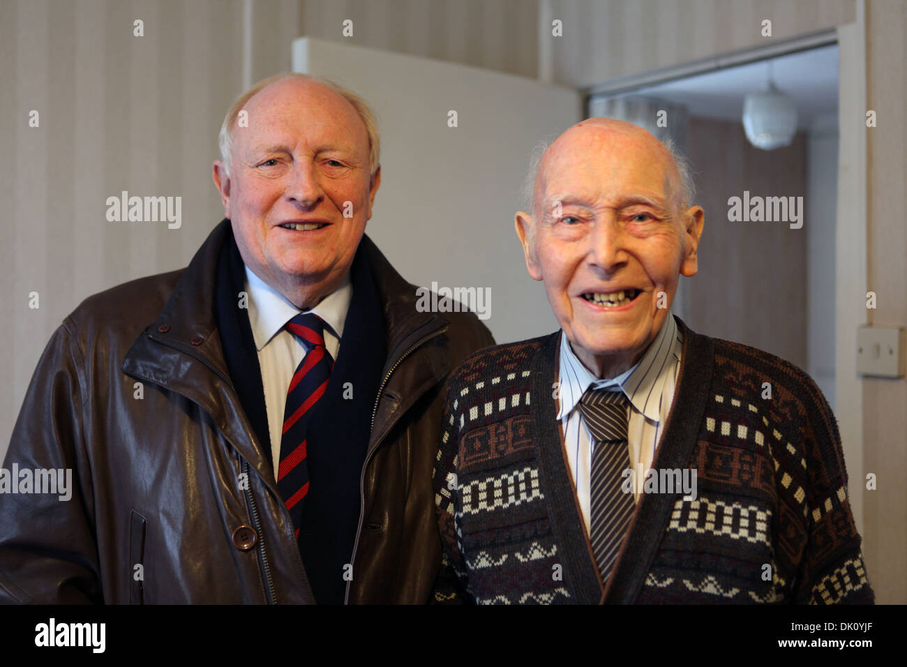 Signore Neil Kinnock e Eddie O'Mahony in Eddie's post-guerra in prefabbricato Catford. Eddie ha vissuto nella sua casa prefabbricate fin dal 1946 Foto Stock