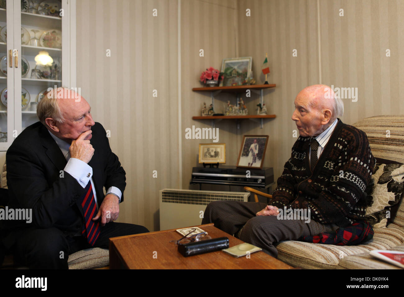 Signore Neil Kinnock e Eddie O'Mahony in Eddie's post-guerra in prefabbricato Catford. Eddie ha vissuto nella sua casa prefabbricate fin dal 1946 Foto Stock