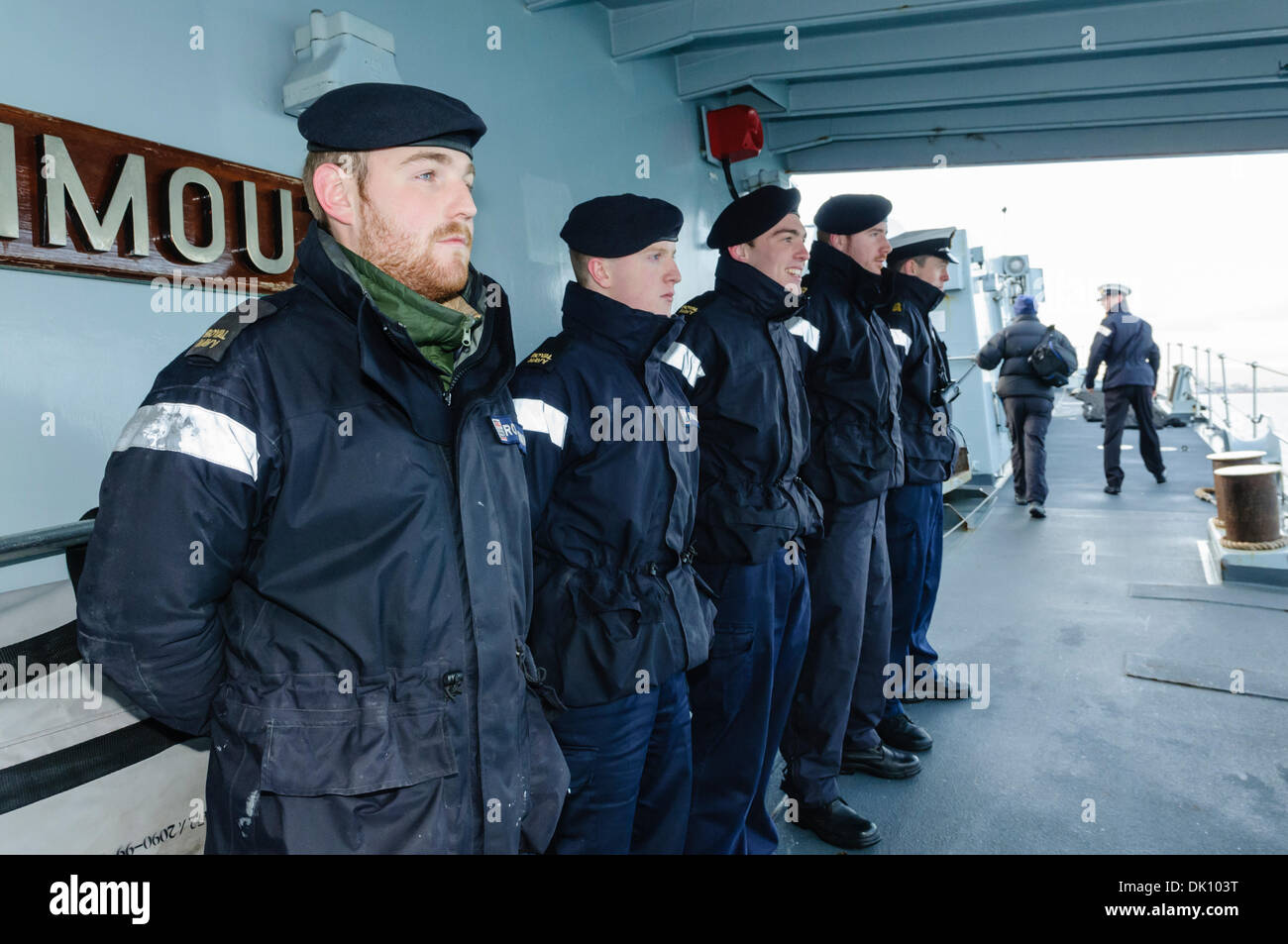 Belfast, Irlanda del Nord. 30 nov 2013 - i marinai sul dispositivo HMS Monmouth, un Royal Navy tipo 23 Fregata, line up come la nave è in procinto di ormeggio. Credito: Stephen Barnes/Alamy Live News Foto Stock