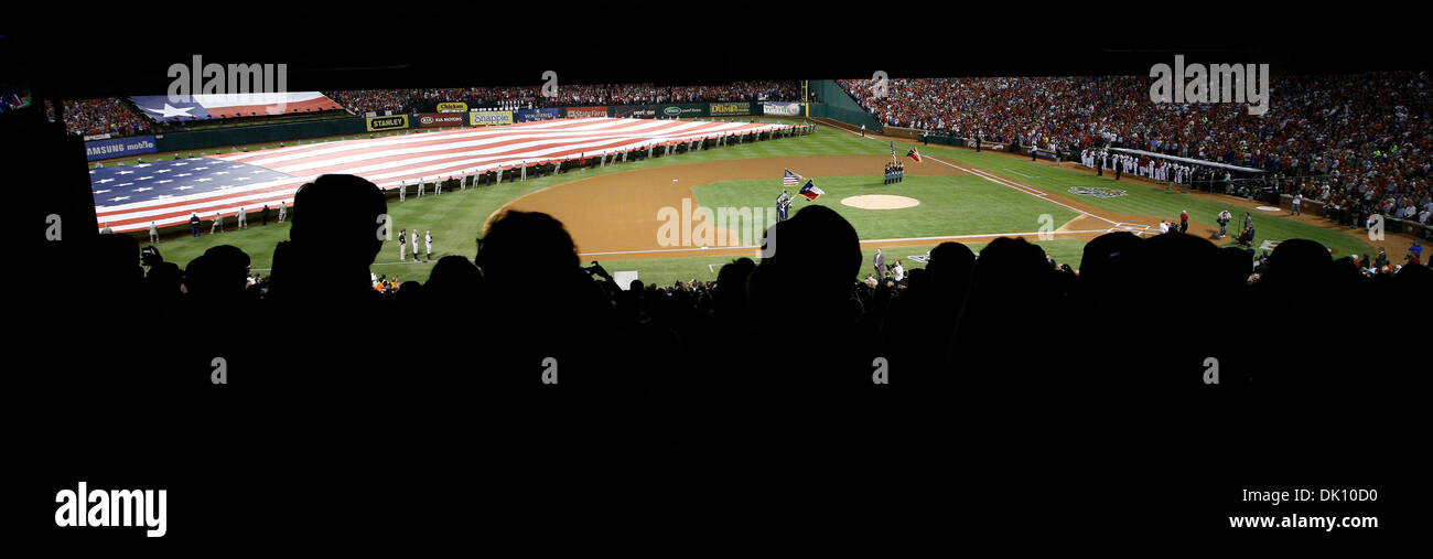 Ottobre 31, 2010 - Arlington, Texas, Stati Uniti d'America - 31 ottobre 2010. Immagine complessiva del grande bandiera americana durante l'inno nazionale prima del gioco quattro delle World Series 2010 a Rangers Ballpark in Arlington in Arlington, Texas, Stati Uniti d'America. (Credito Immagine: © Ralph Lauer/ZUMAPRESS.com) Foto Stock