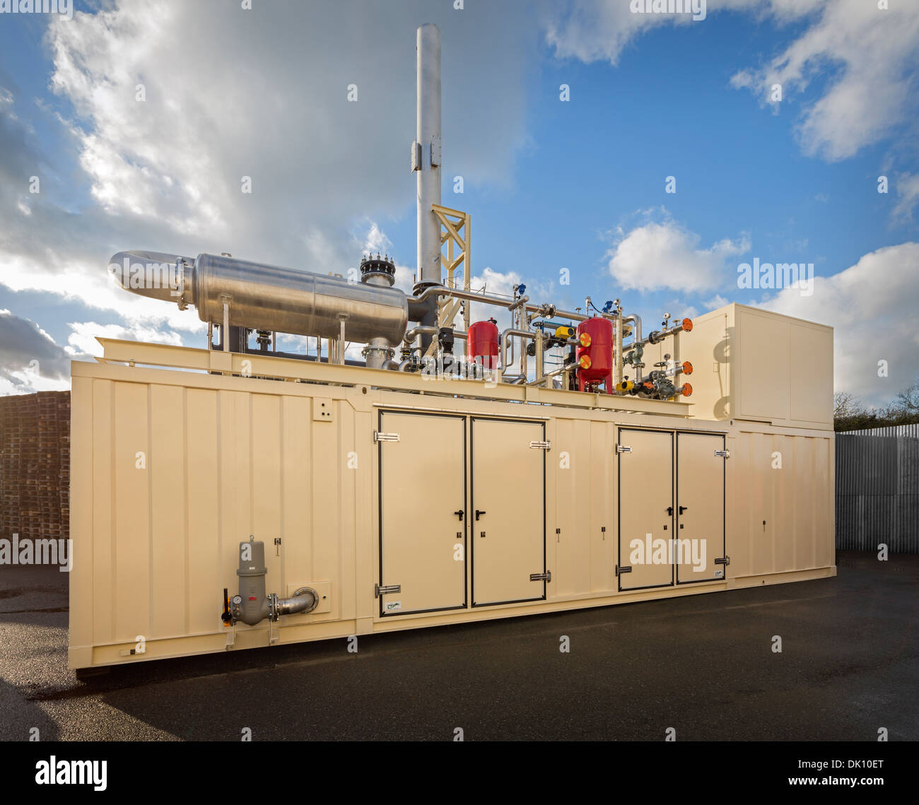 Un containerizzati stazione di alimentazione per consentire il recupero di biogas da fermentazione di discarica. Bio motore a gas e la cogenerazione. Foto Stock