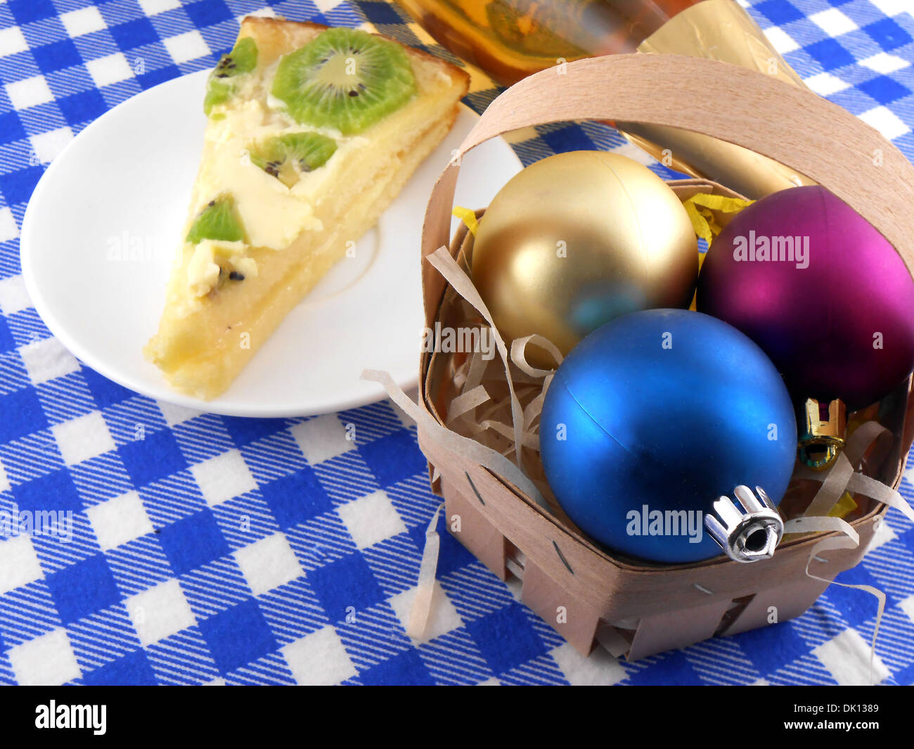 Decorazione di Natale con le palle di Natale e dolce torta di kiwi Foto Stock