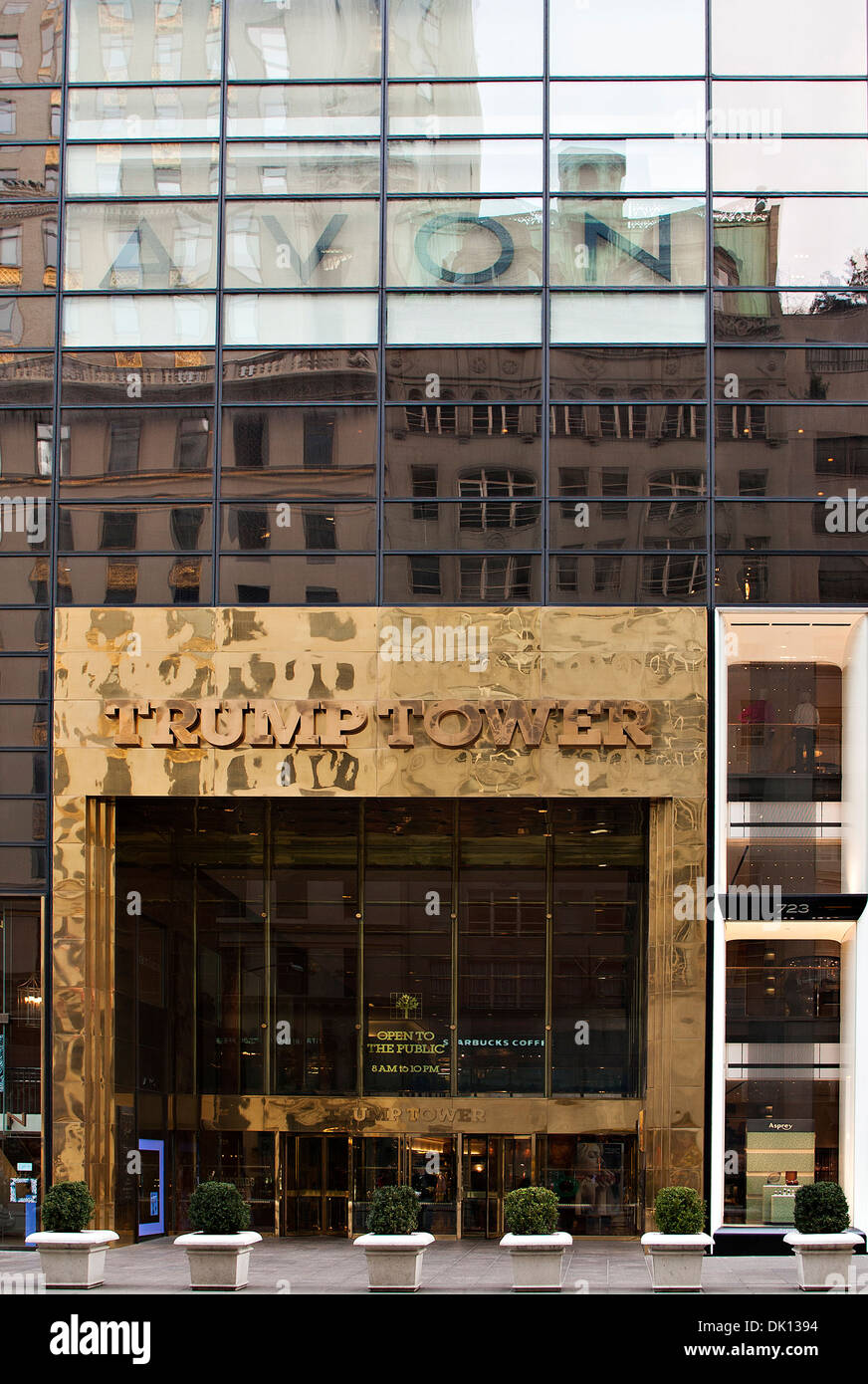 L'ingresso al Trump Tower, New York City a 725 5th Avenue all'angolo di East 56th St Midtown Manhattan. Foto Stock