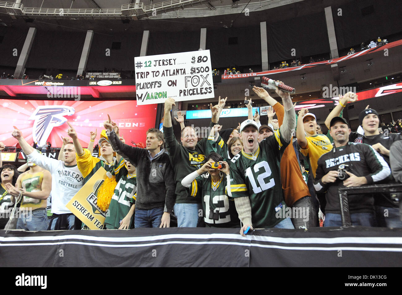 Gen 15, 2011 - Atlanta, Georgia, Stati Uniti - Green Bay Packers tifosi festeggiare dopo la loro squadra ha sconfitto i falchi di Atlanta in un NFL Football Americano NFC divisional playoff gioco presso il Georgia Dome di Atlanta, Georgia, Stati Uniti d'America, 15 gennaio 2011. I packers sconfitti i falchi 48-21. (Credito Immagine: © Erik Lesser/ZUMAPRESS.com) Foto Stock