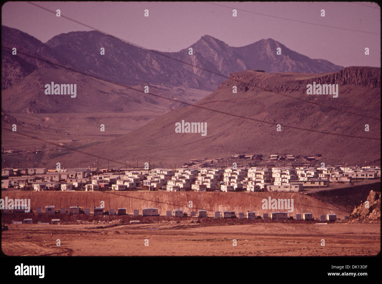 Viene raffigurato un nuovo sviluppo abitativo che mostra una moderna costruzione residenziale. Lo sviluppo riflette le tendenze della crescita suburbana e delle abitazioni nel corso del XX secolo. Foto Stock