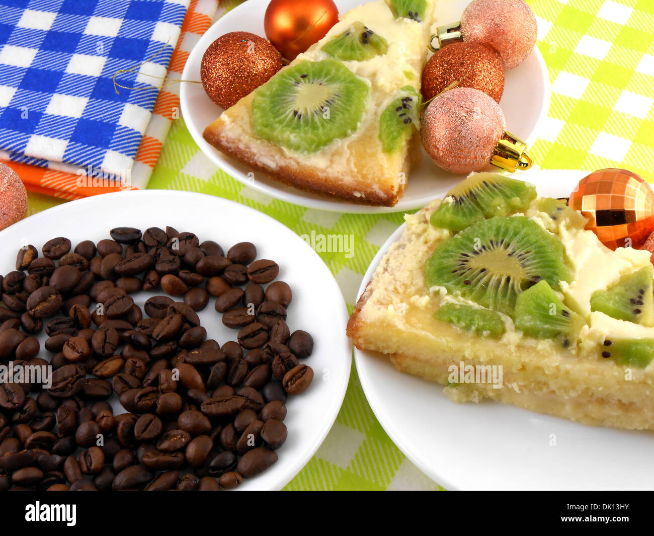 Decorazione di Natale con i chicchi di caffè e dolce torta di kiwi Foto Stock