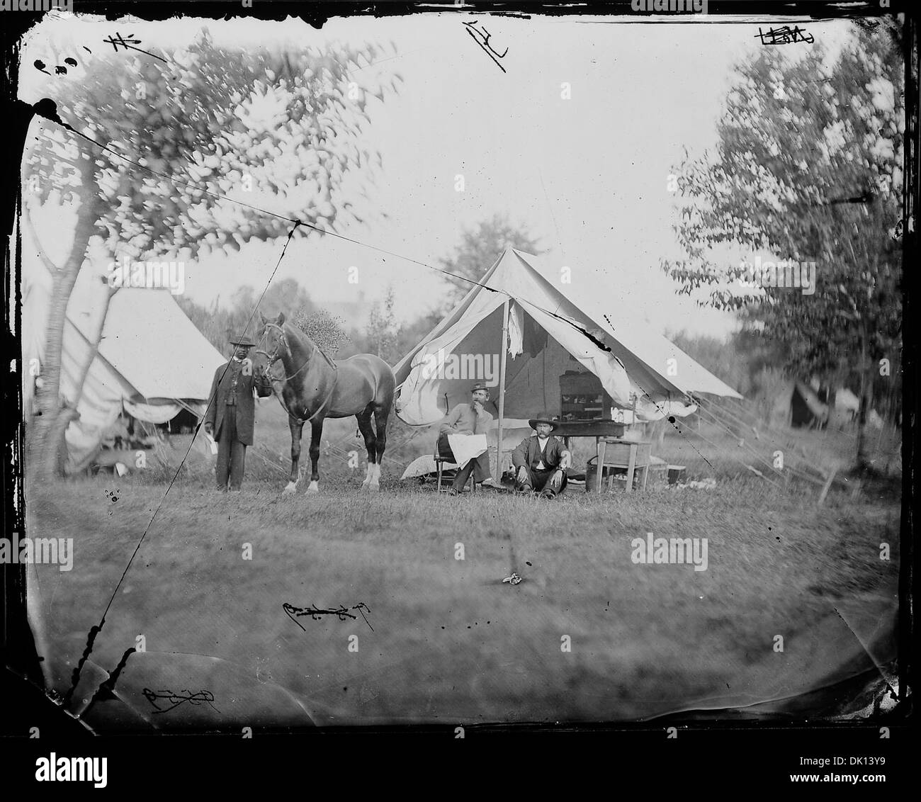 Un'immagine storica che raffigura gli ufficiali montati su cavalli, probabilmente da un contesto militare, mostrando le loro uniformi e il ruolo prominente che i cavalli hanno svolto in vari conflitti e doveri storici. Foto Stock