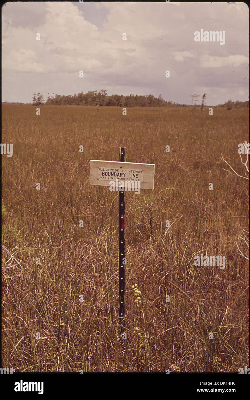 Questa fotografia cattura una delle linee di confine settentrionali, segnando una caratteristica geografica che delinea i territori o le regioni. Le linee di confine sono significative per scopi legali, ambientali e storici. Foto Stock