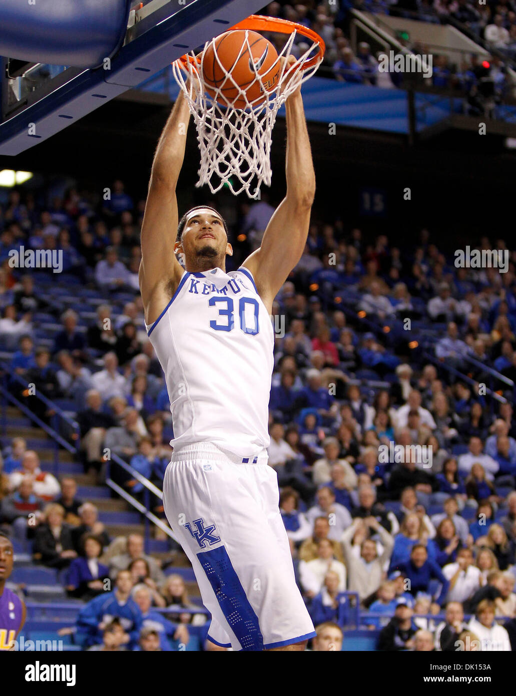 Gen 15, 2011 - Lexington, Kentucky, Stati Uniti d'America - Kentucky Wildcats avanti Eloy Vargas (30) ottenuto gratuitamente per un dunk come Kentucky ha sconfitto la LSU 82-44 sabato 15 gennaio 2011 in Lexington, KY. Foto di Mark Cornelison | Personale. (Credito Immagine: © Lexington Herald-Leader/ZUMAPRESS.com) Foto Stock