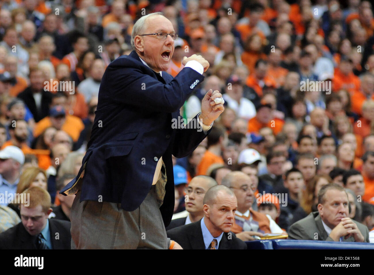 Gen 15, 2011 - Syracuse, New York, Stati Uniti d'America - Siracusa head coach Jim Boeheim grida al suo team dopo la Orange ha dato un altro punto tre shot a Cincinnati nel primo semestre. Siracusa conduce Cincinnati 35-31 a metà al Carrier Dome in Syracuse, New York. (Credito Immagine: © Michael Johnson/Southcreek globale/ZUMAPRESS.com) Foto Stock