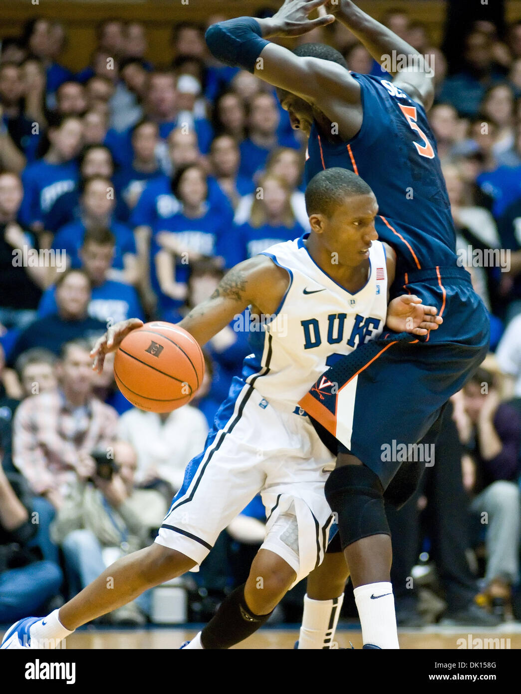 Gen 15, 2011 - Durham, North Carolina, Stati Uniti - il duca diavoli blu guard Nolan Smith (2) Immersioni nella Virginia Cavaliers center Assane Sene (5). Duke batte Virginia 76-60 a Cameron Indoor Stadium (credito Immagine: © Mark Abbott/Southcreek globale/ZUMAPRESS.com) Foto Stock