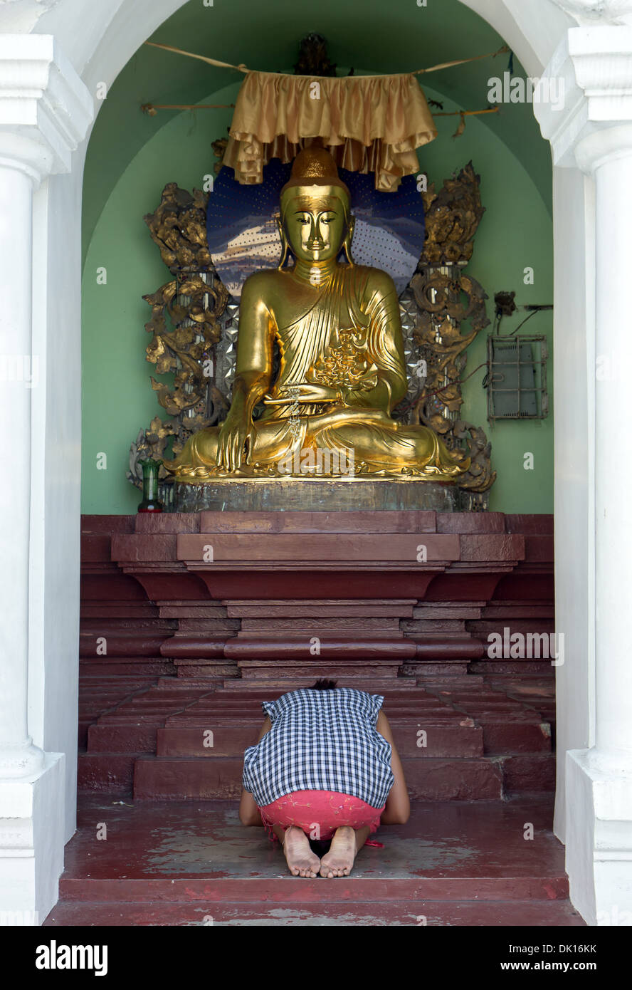 Donna che prega per il Buddha Foto Stock