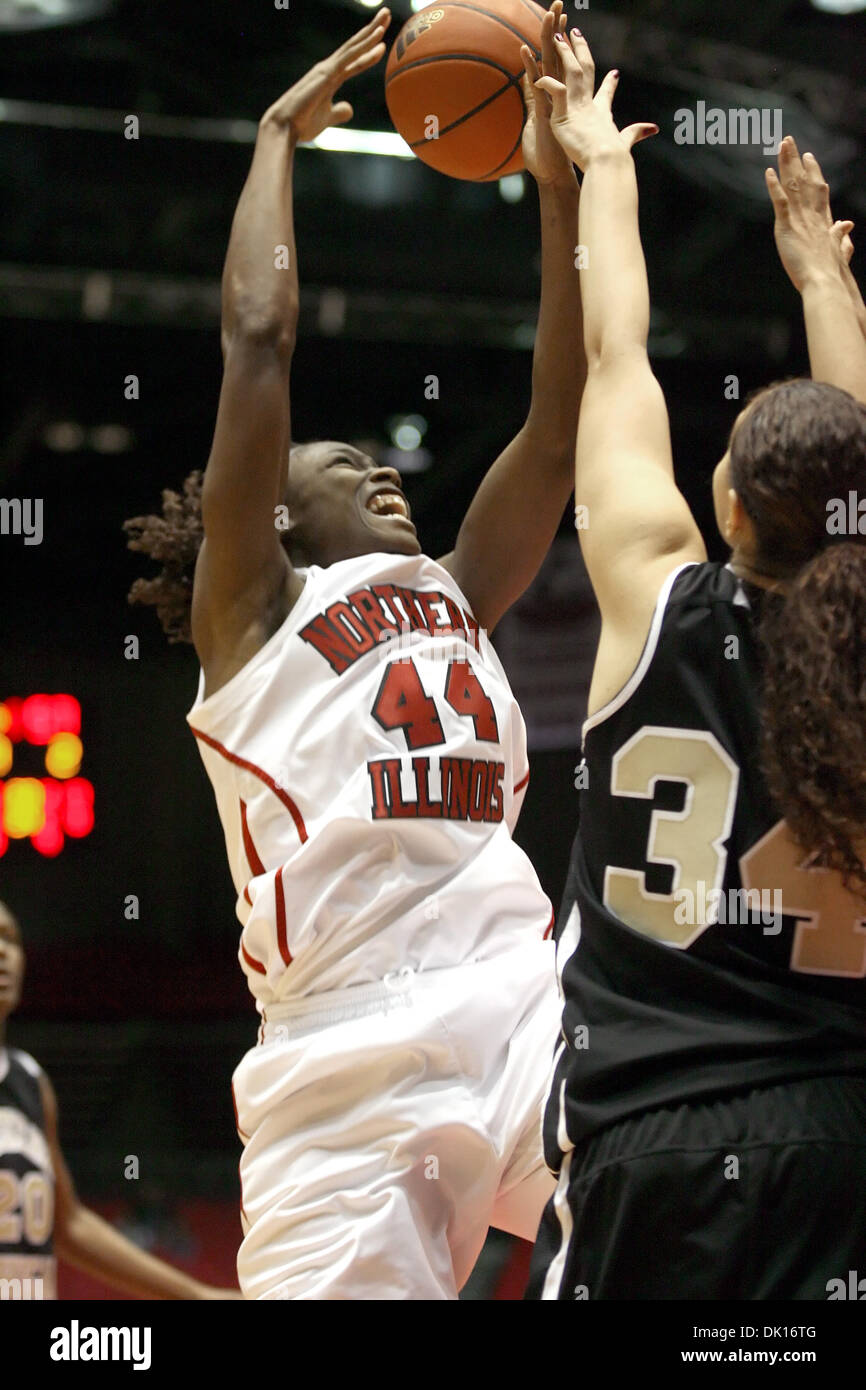 Gen 15, 2011 - Dekalb, Illinois, Stati Uniti d'America - Northern Illinois center ebano Ellis (44) tira giù un rimbalzo offensivo durante la seconda metà azione contro Western Michigan presso il centro di convocazione in DeKalb, Illinois. La visita di Broncos sconfitto il Huskies 71-67. (Credito Immagine: © Chris Anderson/Southcreek globale/ZUMAPRESS.com) Foto Stock